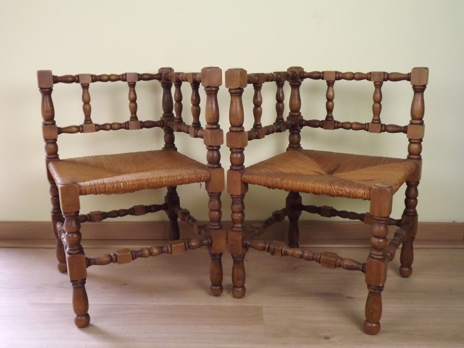 Paire de chaises d'époque françaises à pieds tournés en bois et sièges en jonc photo furniture