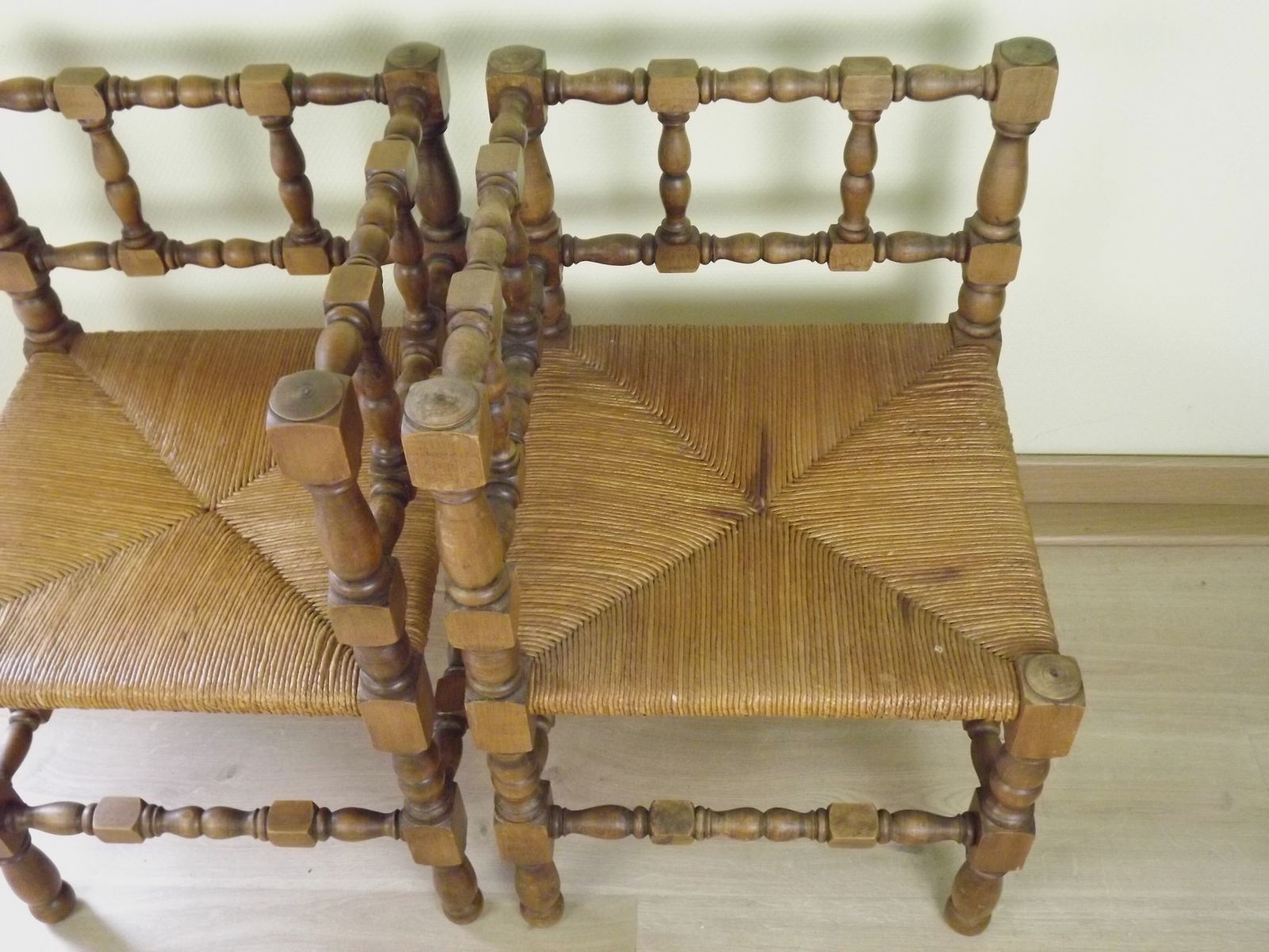 Paire de chaises d'époque françaises à pieds tournés en bois et sièges en jonc photo vintage