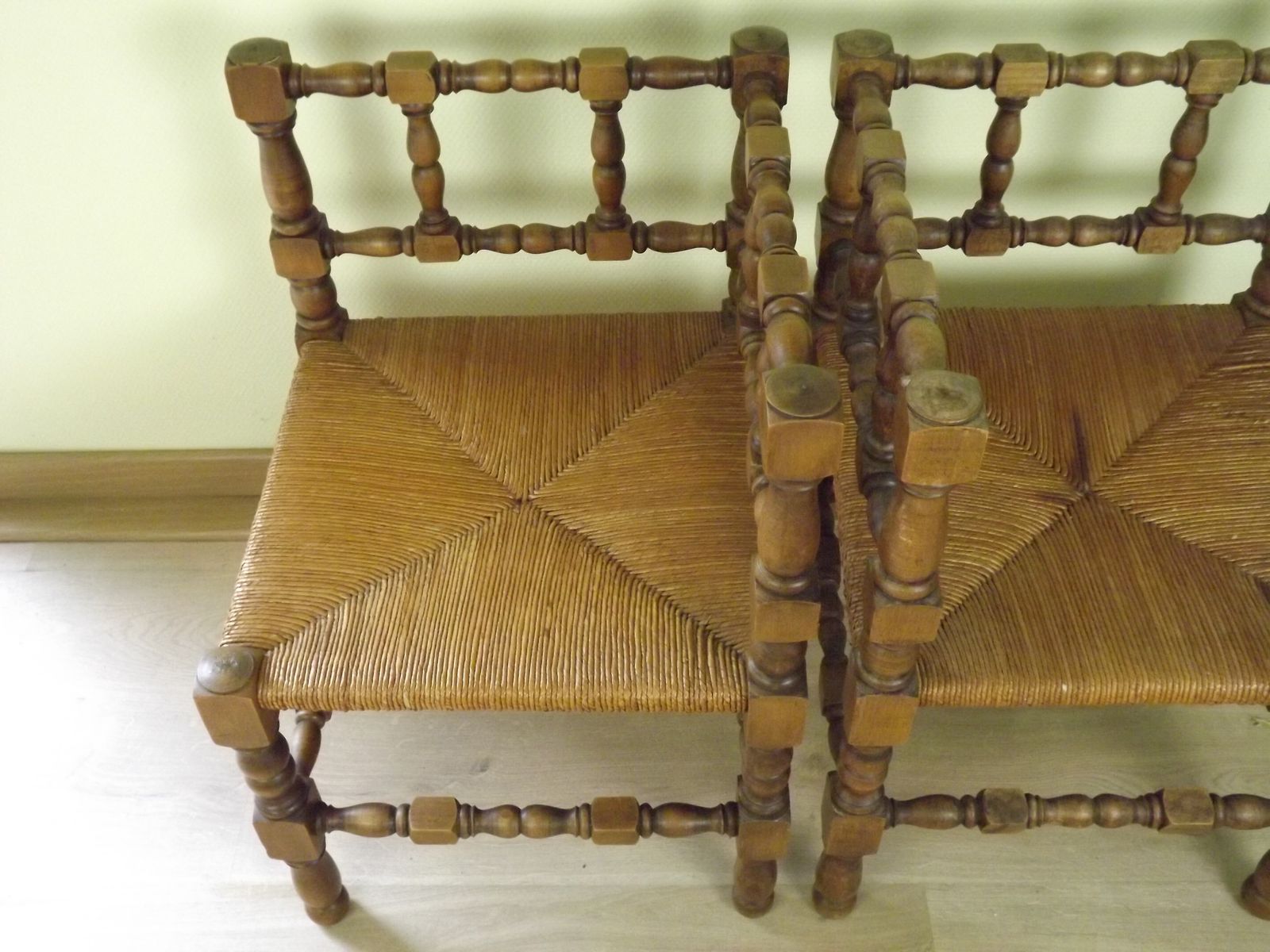 Paire de chaises d'époque françaises à pieds tournés en bois et sièges en jonc photo buy