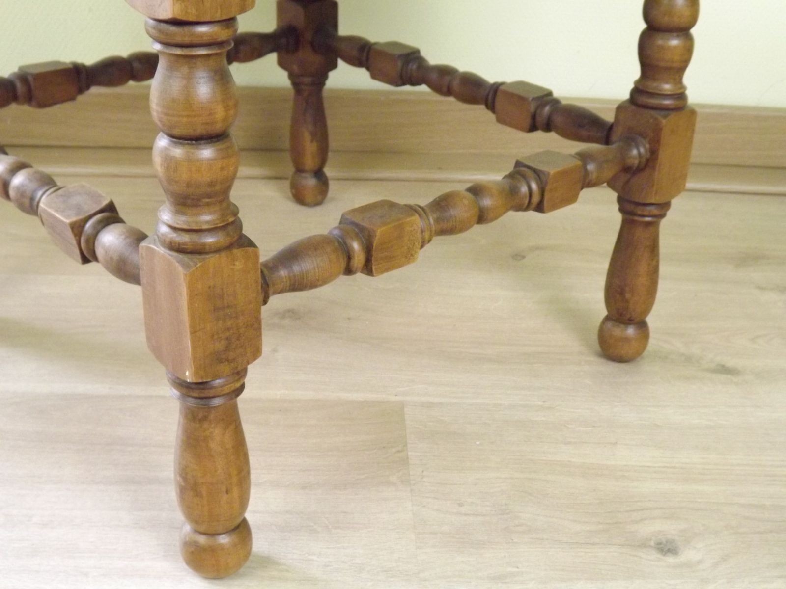 photo vintage Paire de chaises d'époque françaises à pieds tournés en bois et sièges en jonc