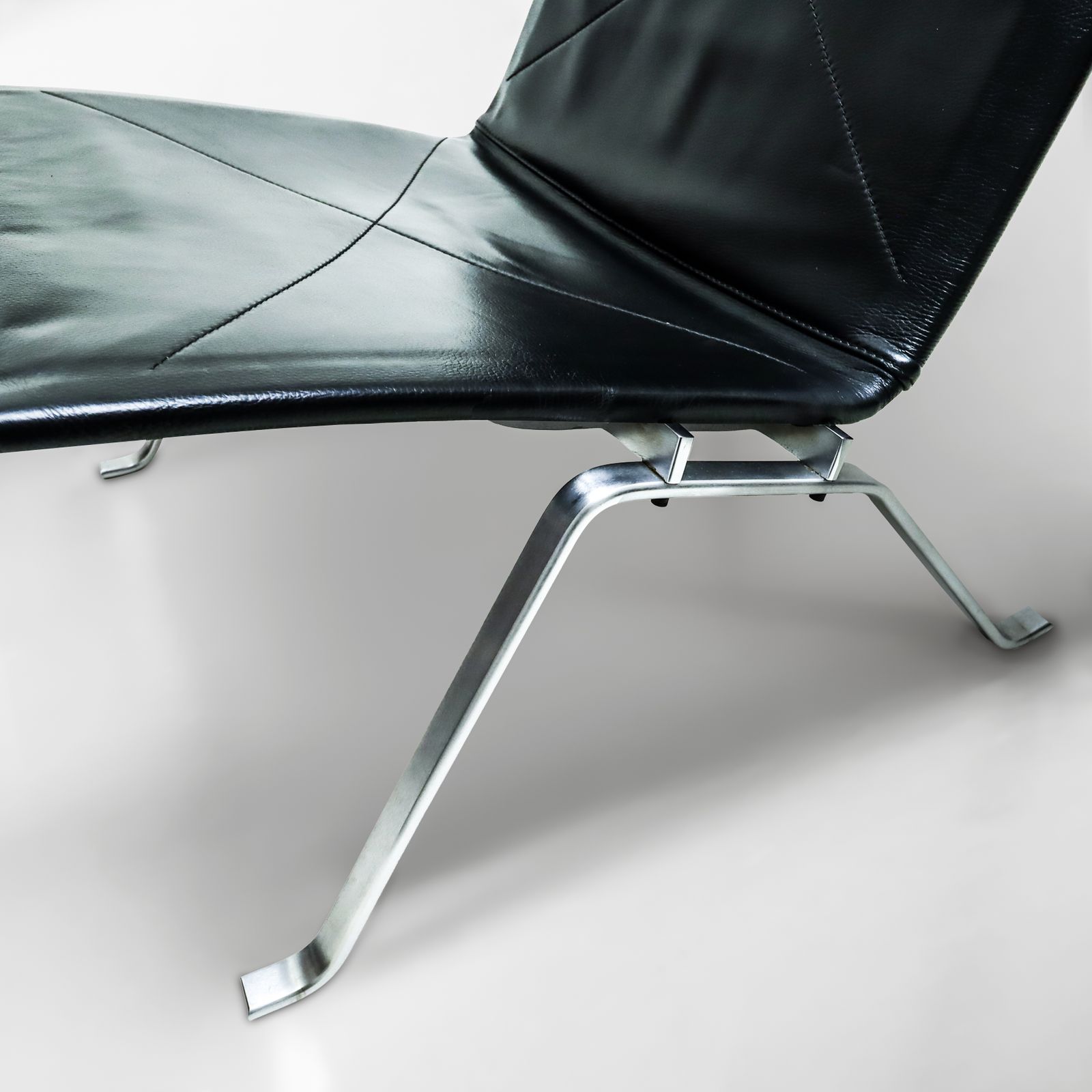 photo furniture Pair Of Black Leather And Polished Steel Danish Mid Century Poul Kjaerholm Pk22 Lounge Chairs For E. Kold Christensen 1960s.