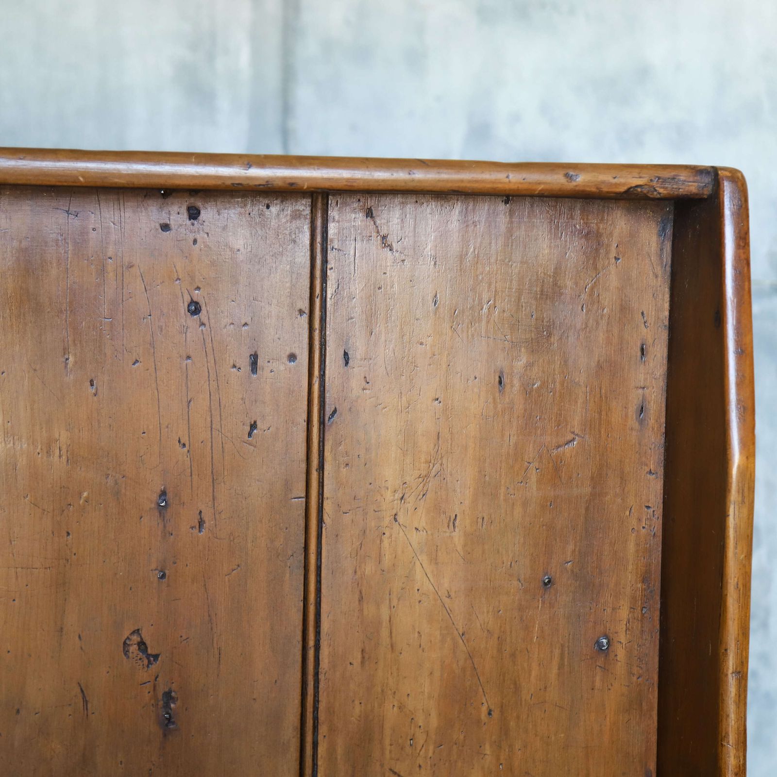 photo furniture 19th Century English Country Pine High‑Back Settle Bench With Honey Brown Patina