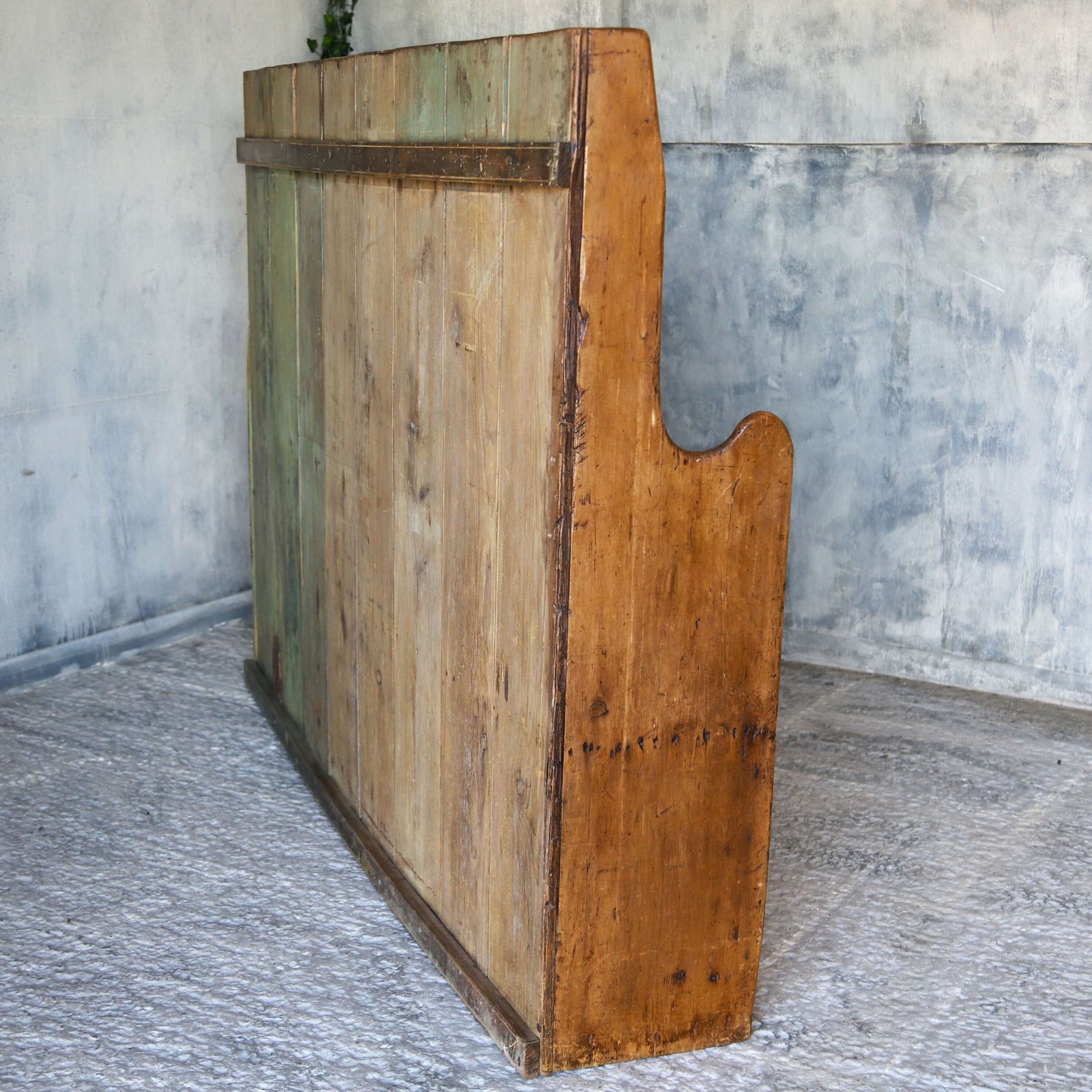 photo vintage 19th Century English Country Pine High‑Back Settle Bench With Honey Brown Patina