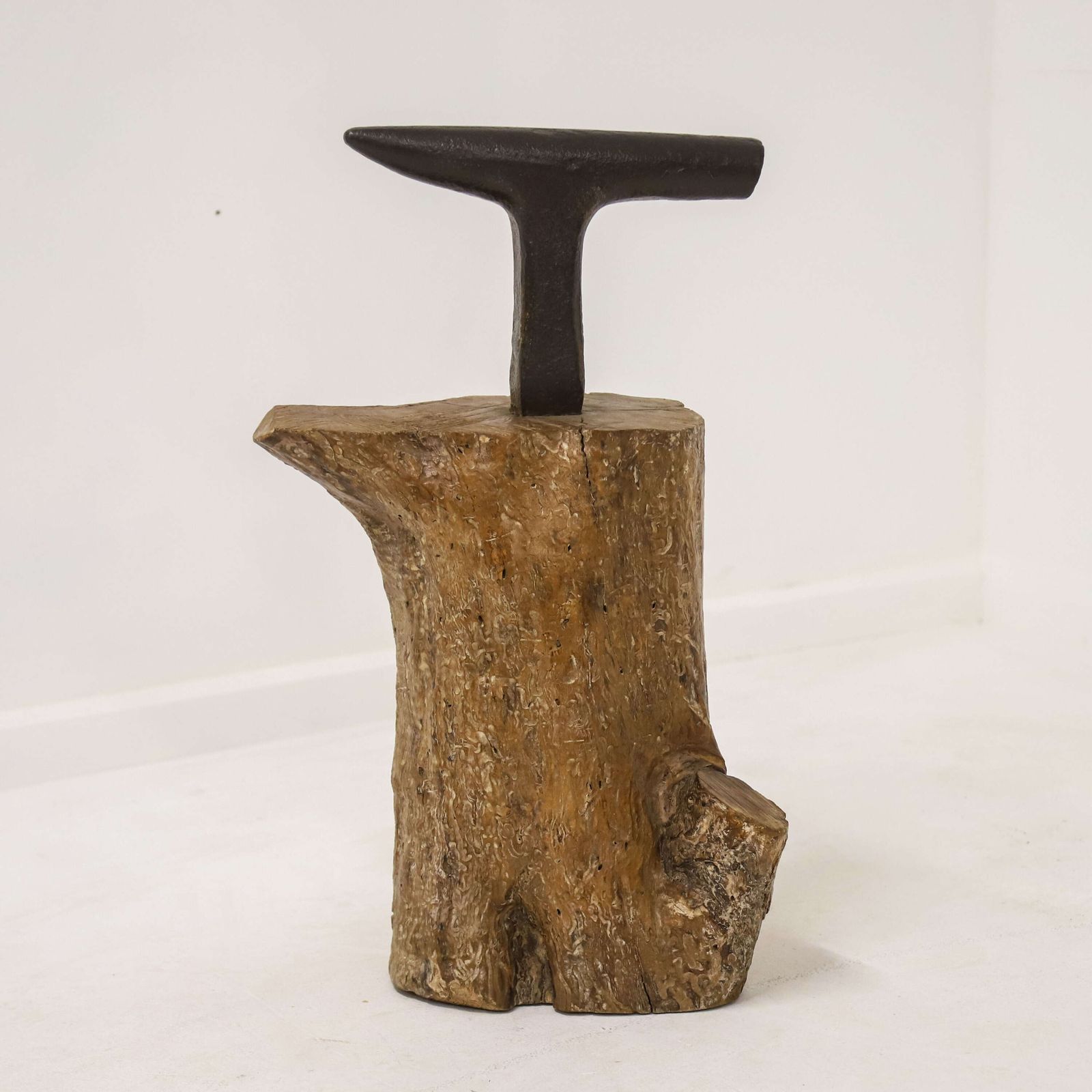 19th C British Farrier’s Anvil Mounted On Fruitwood Trunk – Sculptural Vernacular Piece photo vinterior