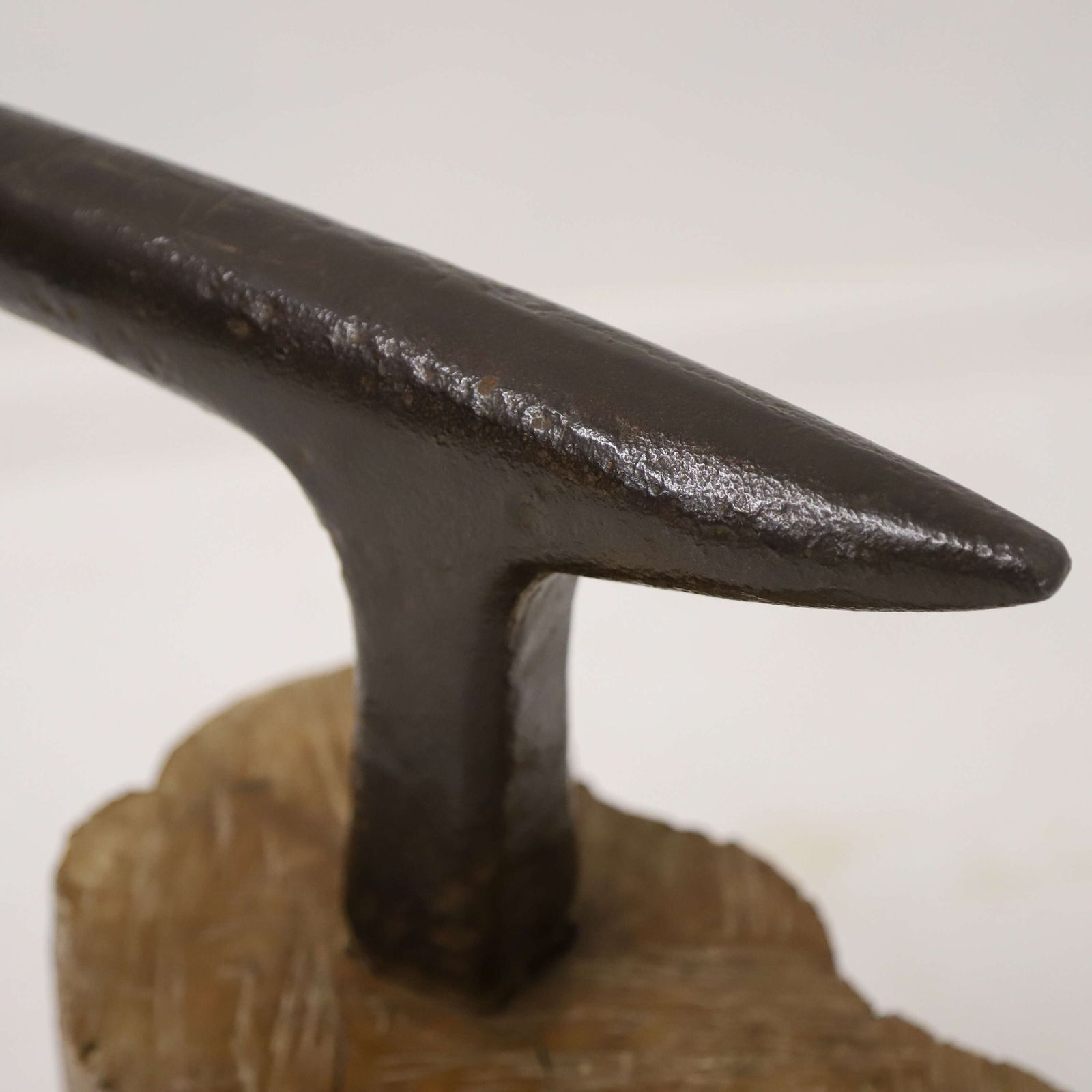 photo furniture 19th C British Farrier’s Anvil Mounted On Fruitwood Trunk – Sculptural Vernacular Piece