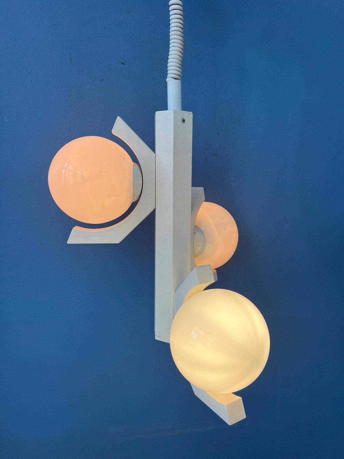 Mid Century Hanglamp Met Wit Skelettontwerp En Opaline Glazen Kappen photo Verlichting