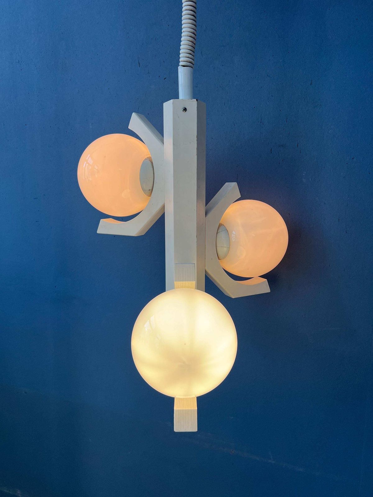 Mid Century Hanglamp Met Wit Skelettontwerp En Opaline Glazen Kappen photo 385.0