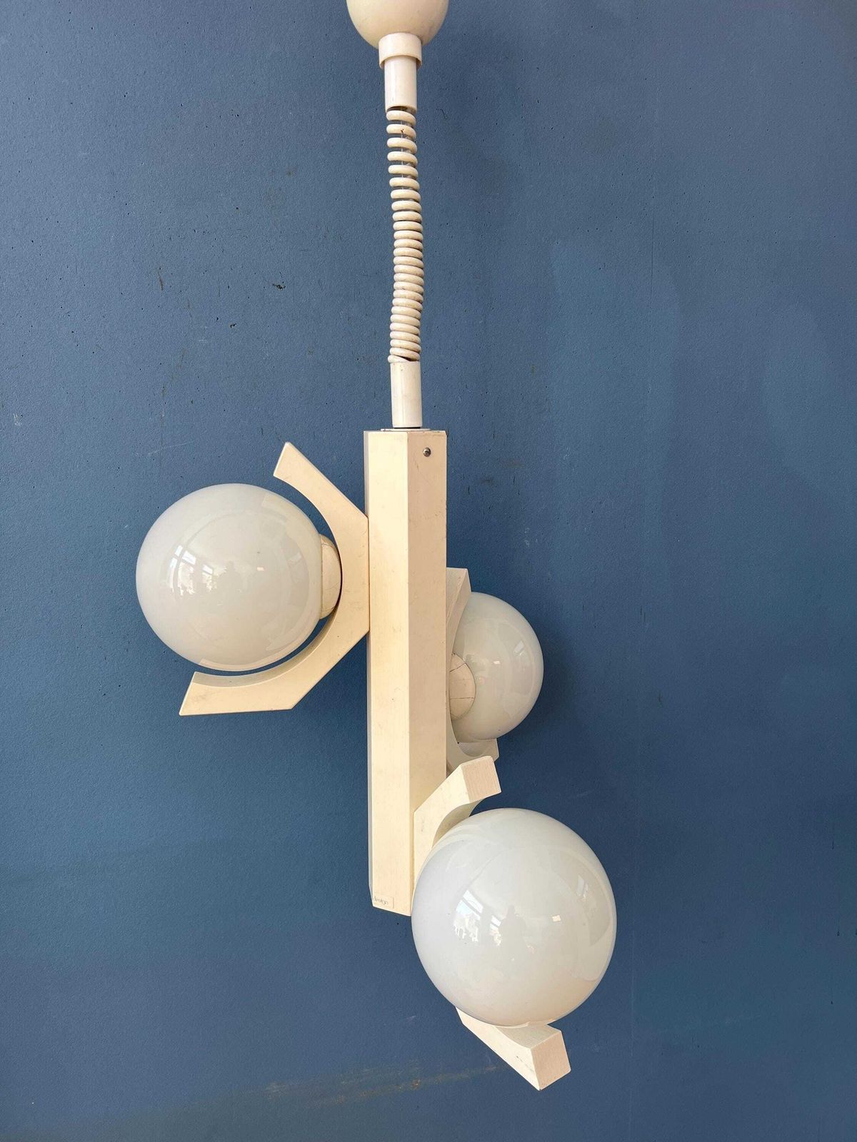 Mid Century Hanglamp Met Wit Skelettontwerp En Opaline Glazen Kappen photo buy