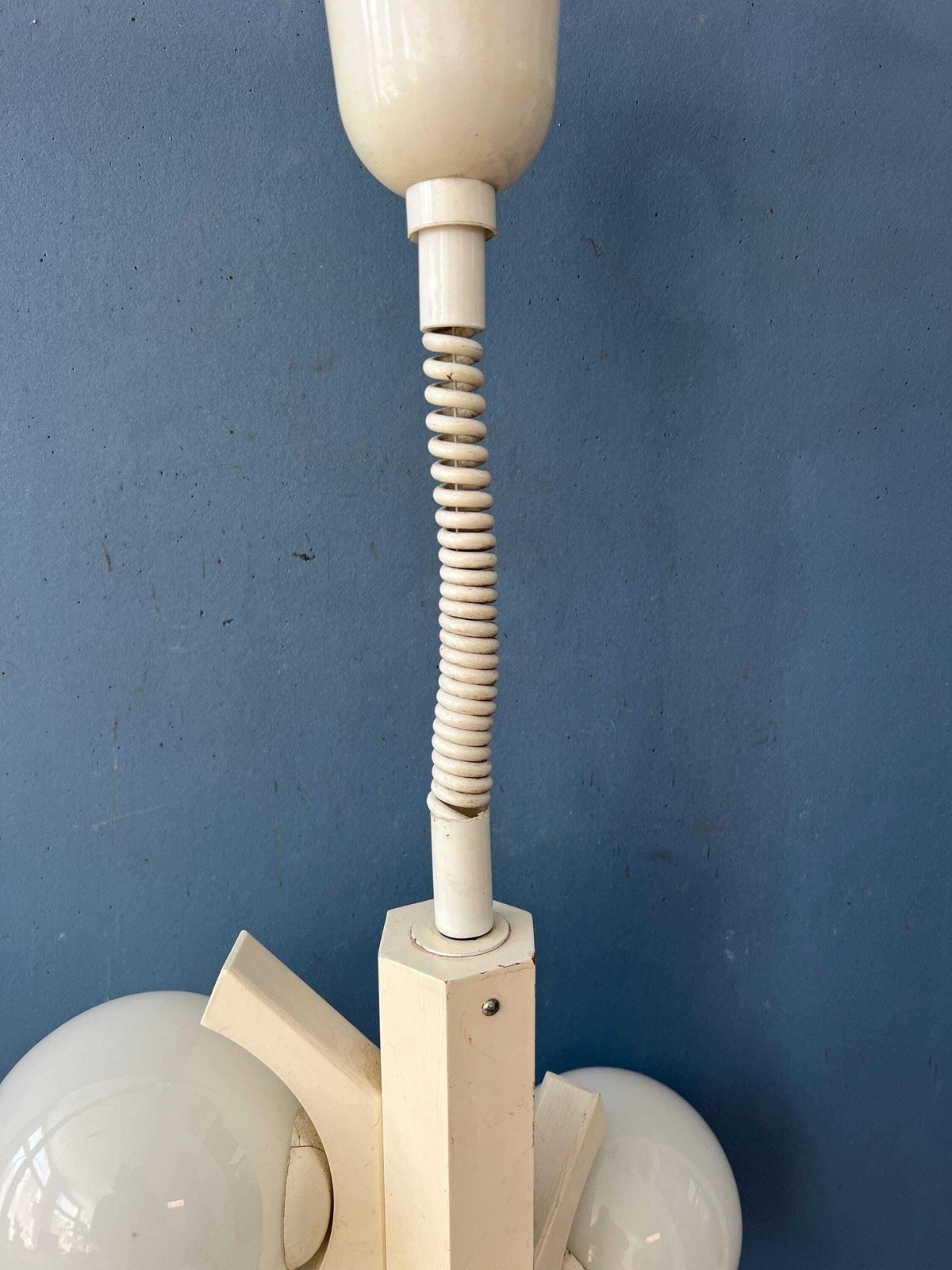 photo for sale Mid Century Hanglamp Met Wit Skelettontwerp En Opaline Glazen Kappen