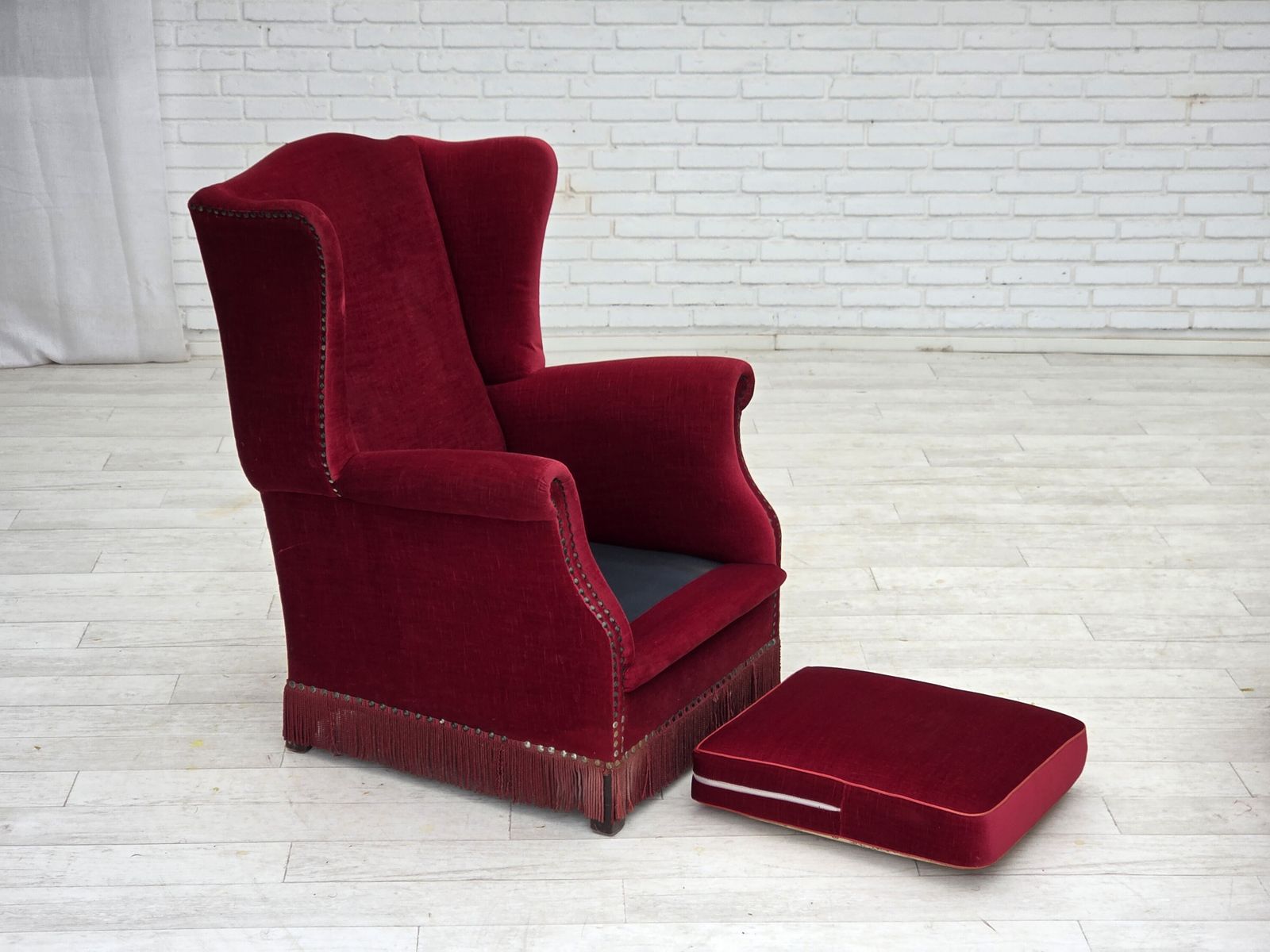 Jaren 1970, Deense Fauteuil Met Hoge Rugleuning, Rood Meubelvelours, Essenhout. photo vintage