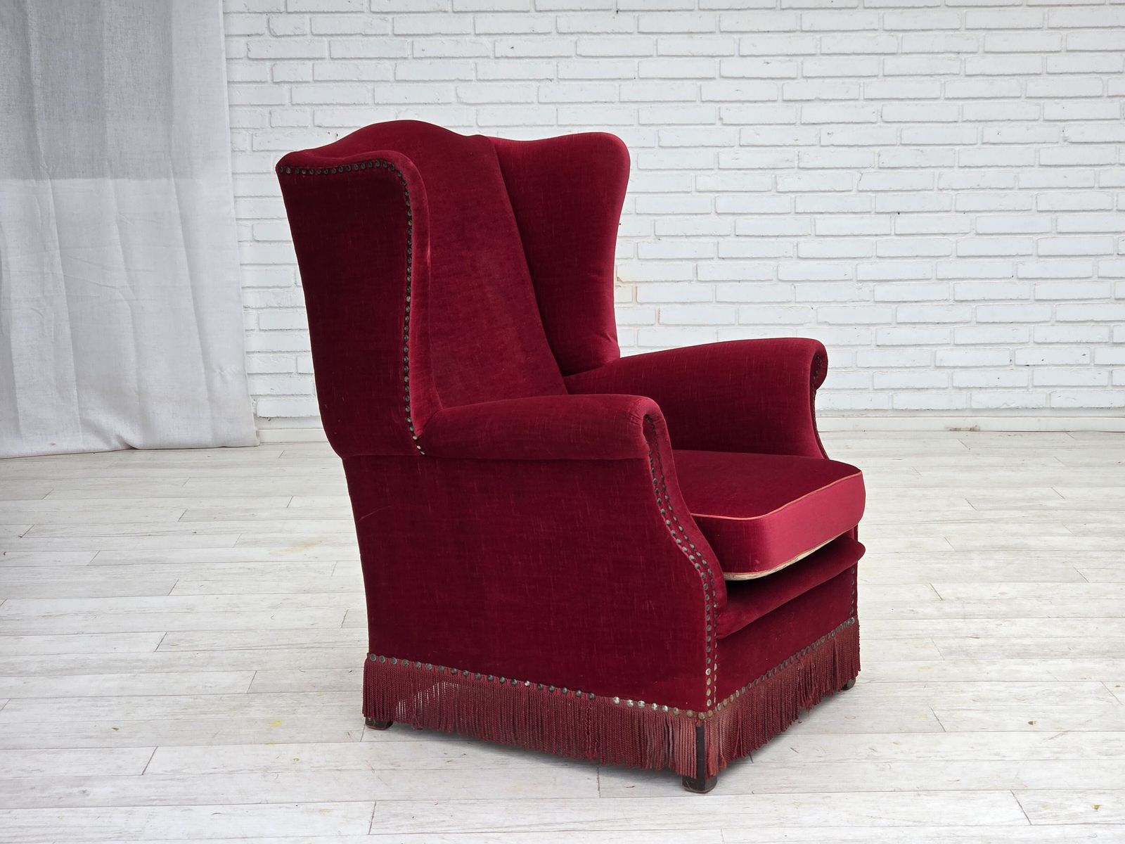 photo furniture Jaren 1970, Deense Fauteuil Met Hoge Rugleuning, Rood Meubelvelours, Essenhout.
