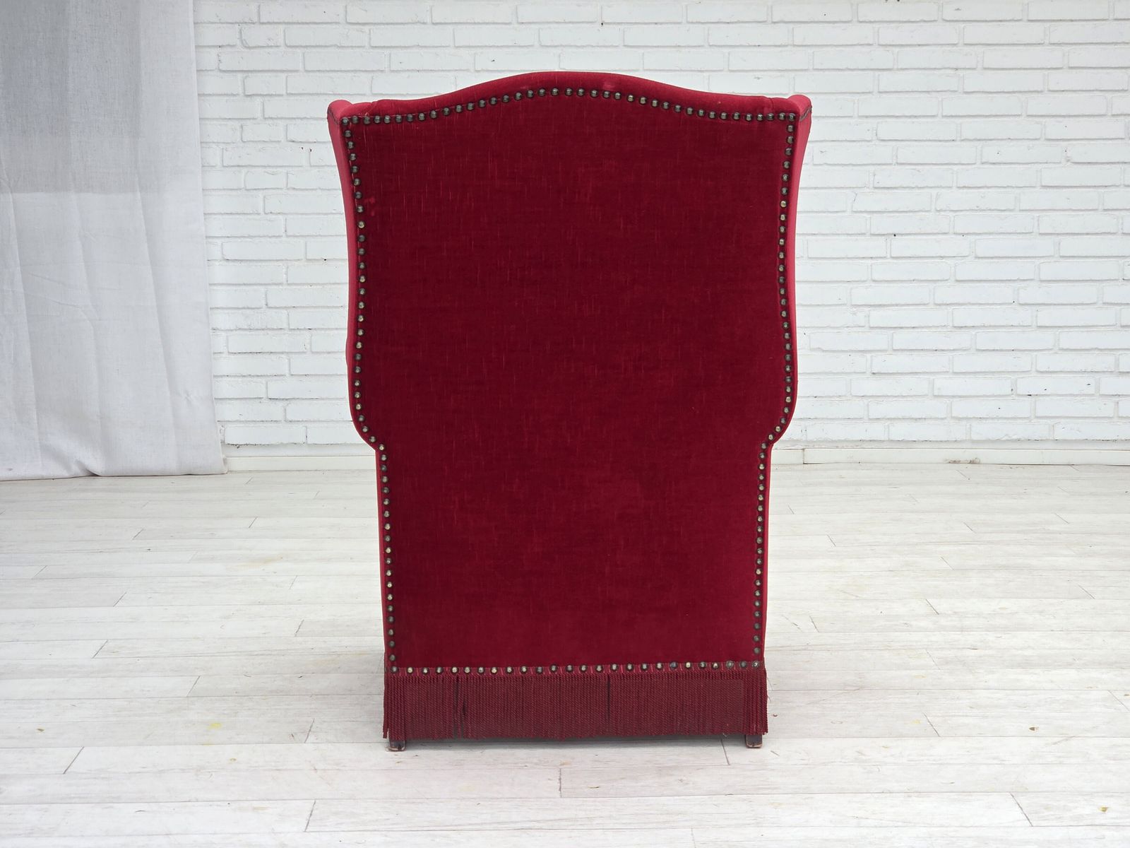 photo buy Jaren 1970, Deense Fauteuil Met Hoge Rugleuning, Rood Meubelvelours, Essenhout.