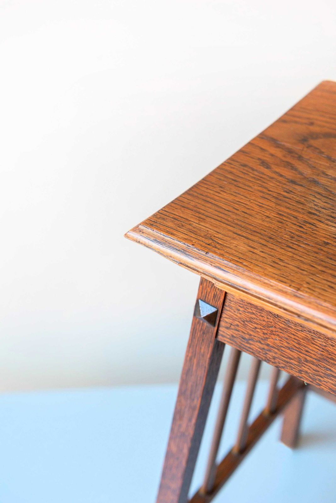 photo furniture Nederlandse Art Deco Eiken Bijzettafel – Amsterdam School Tafel Met Messing Spijlen