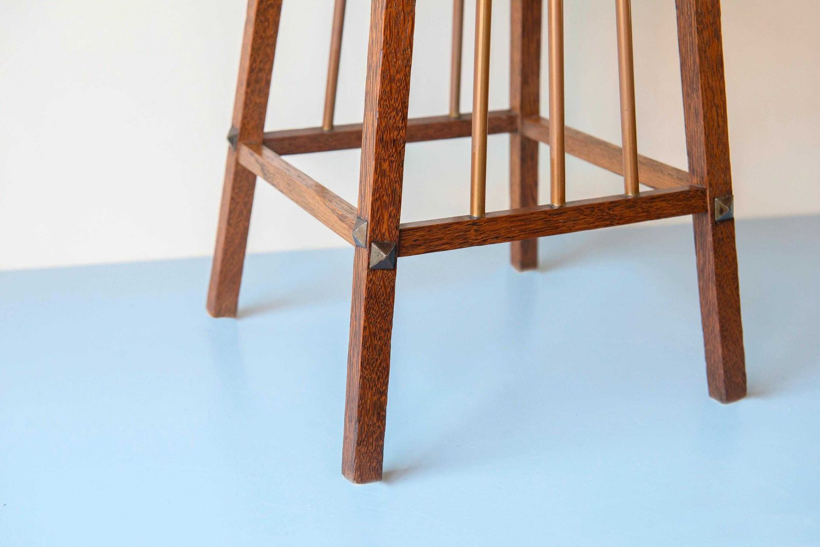photo vinterior Nederlandse Art Deco Eiken Bijzettafel – Amsterdam School Tafel Met Messing Spijlen