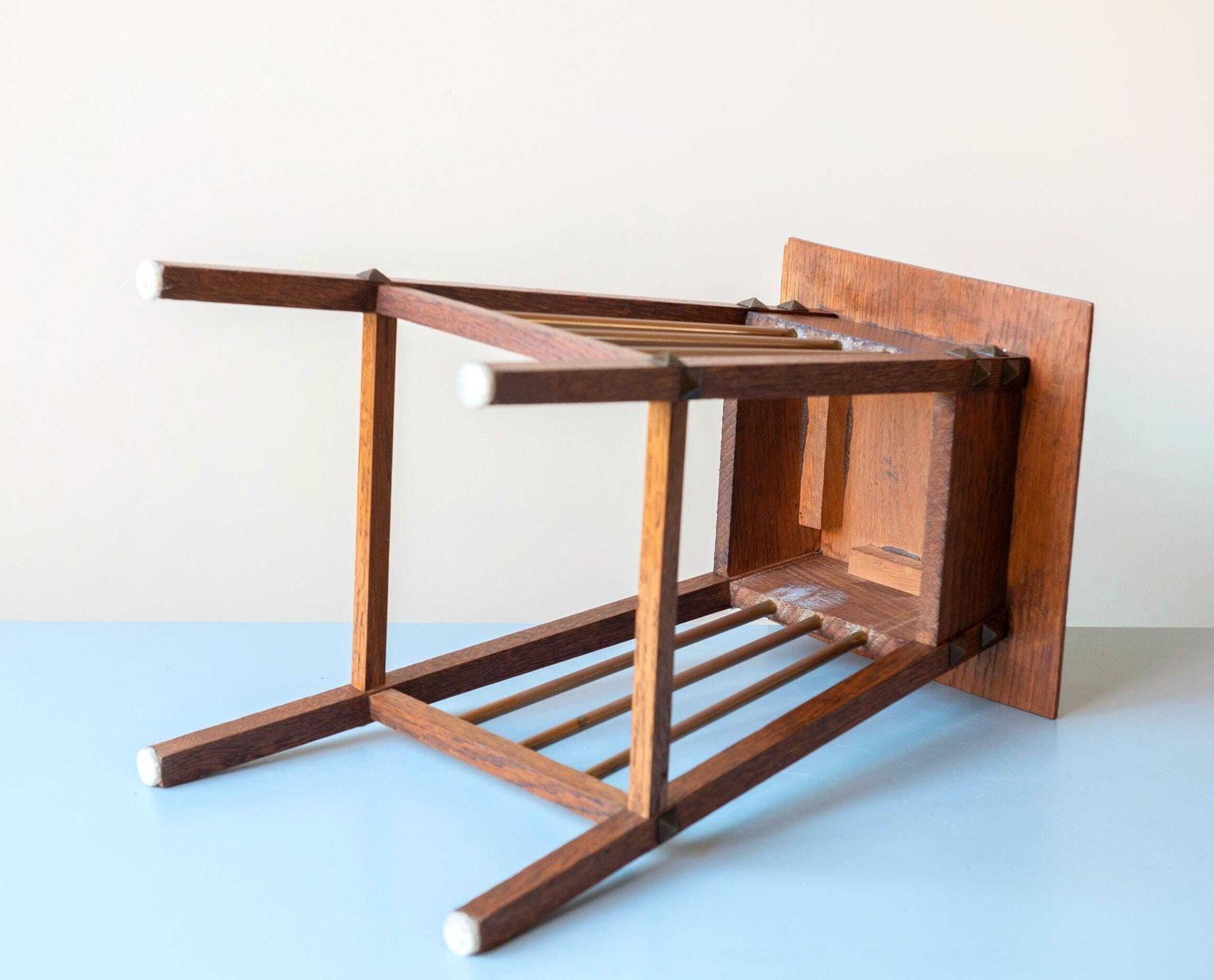 photo buy Nederlandse Art Deco Eiken Bijzettafel – Amsterdam School Tafel Met Messing Spijlen