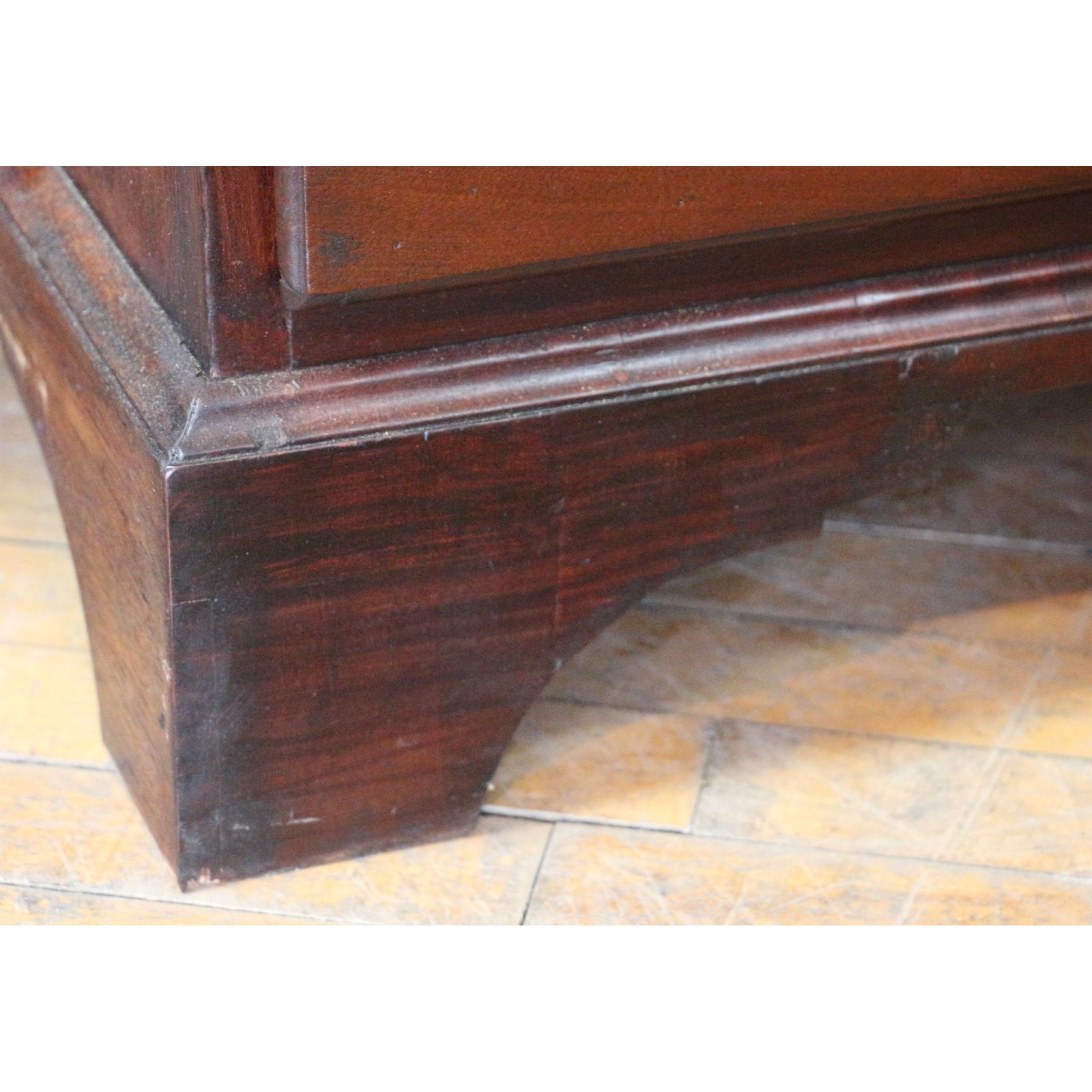 photo furniture A Large Georgian Oak & Mahogany Two Over Four Graduated Chest Of Drawers