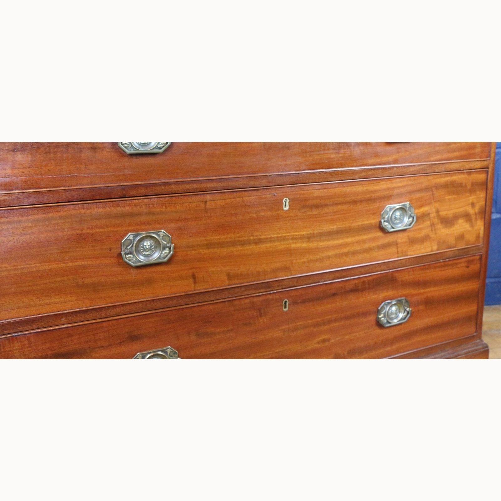 A Quality Georgian Mahogany Graduated Chest Of Four Drawers Raised On Bracket Feet photo 650.0