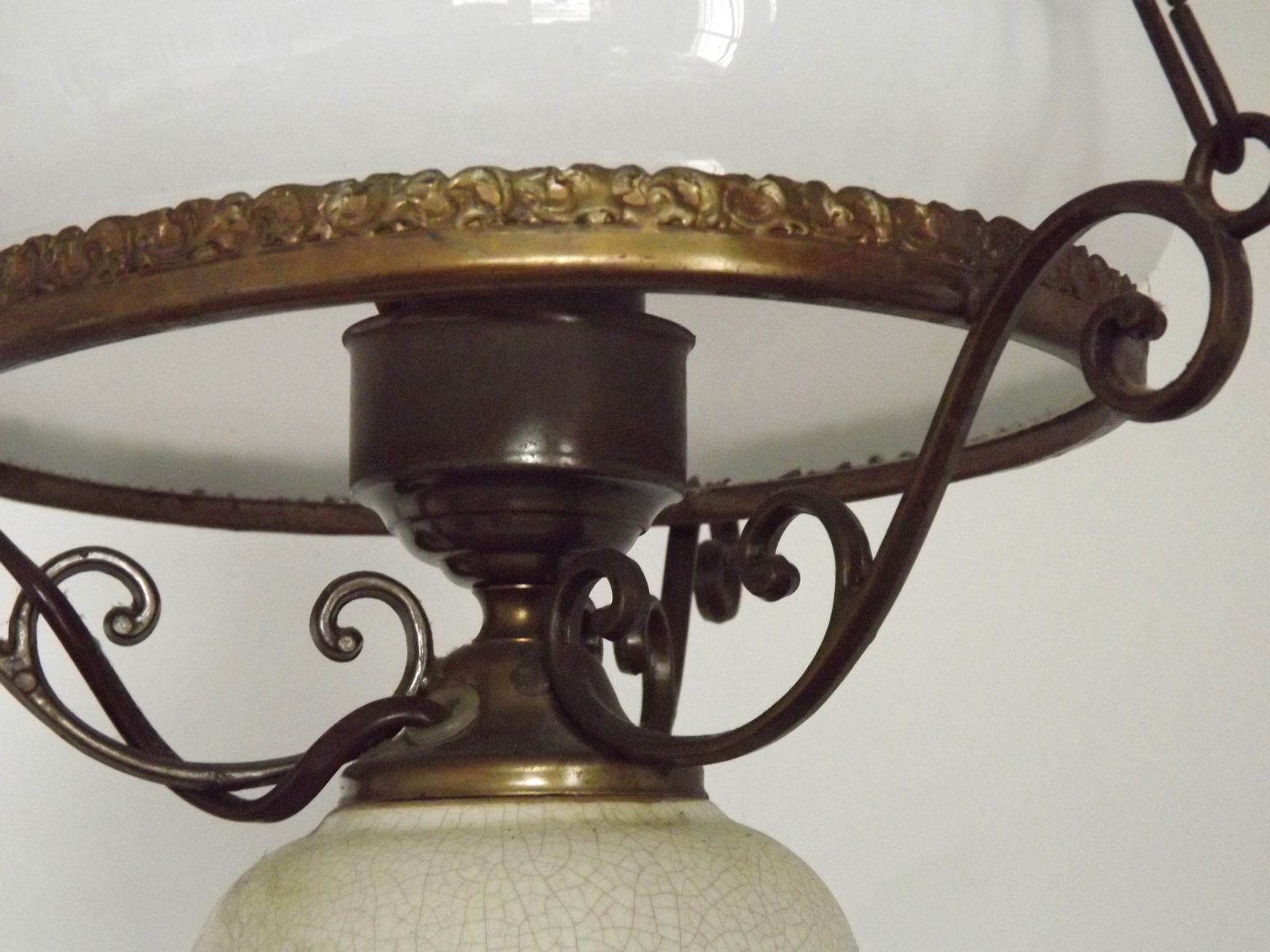 Lanterne mid-century française, abat-jour en verre opaque, finial floral photo vintage
