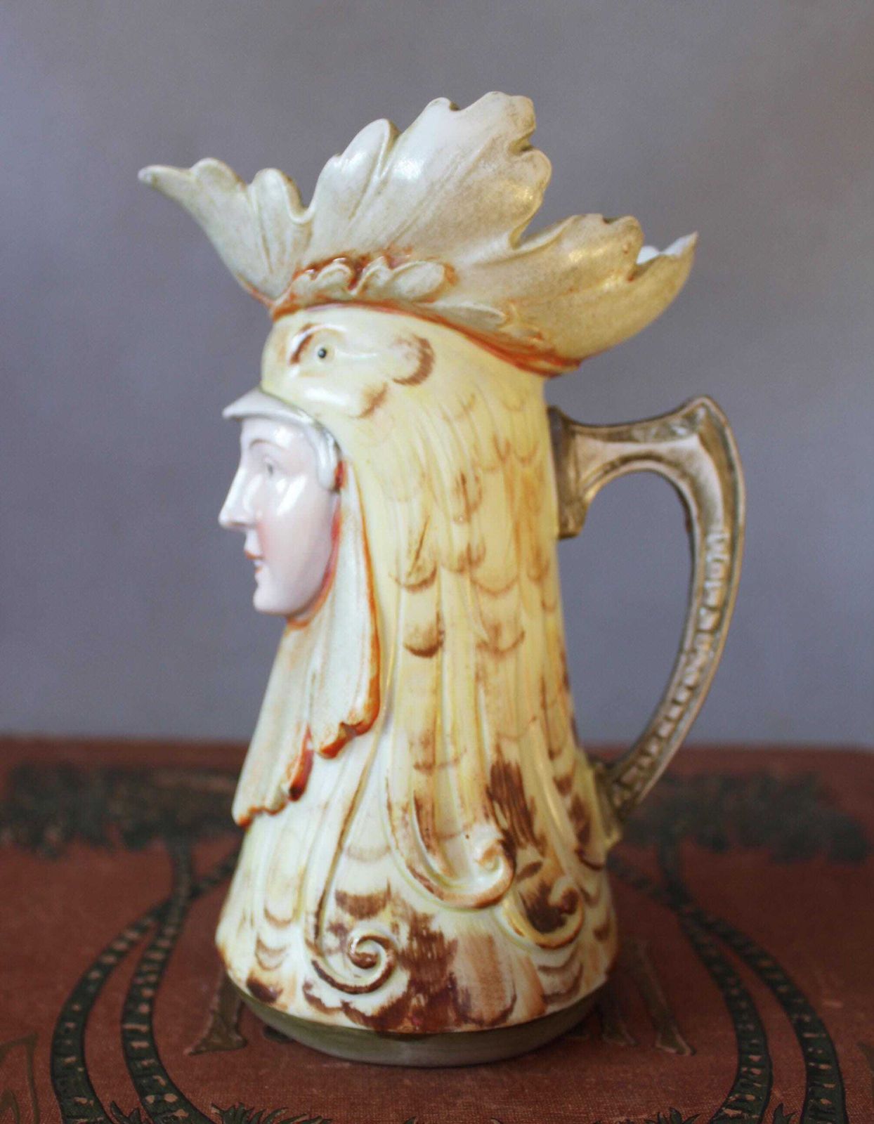 Zeldzame Antieke Porseleinen Figuratieve Roomkannetje Van Schafer & Vater, 19e–Begin 20e Eeuw – Joker Of Gezicht Met Kippenhoed, Kleine Chips photo furniture
