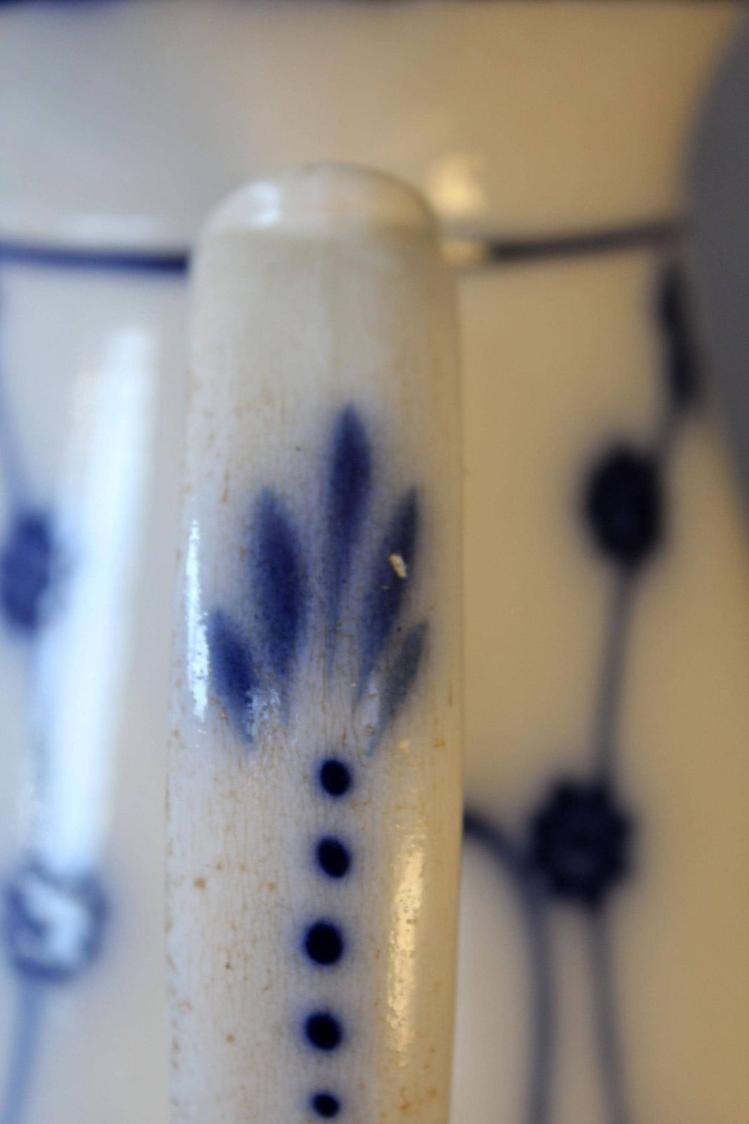 photo furniture Antiek 19e Eeuws Aardewerken Grote Koffiepot, Wit Met Handgeschilderd Blauw Uienpatroon, Drakenkop Tuit, Deksel Niet Bijbehorend