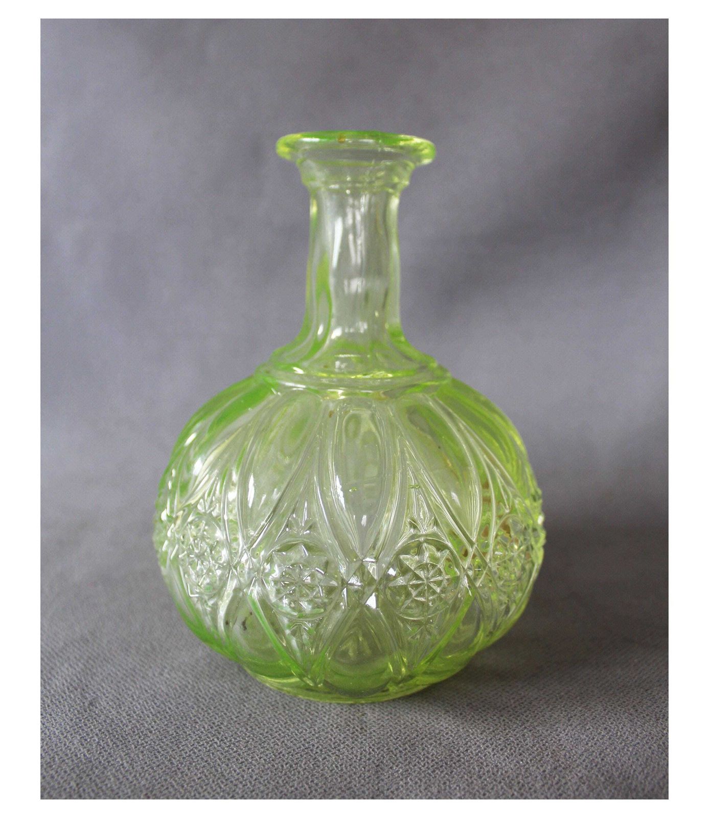 Art Deco Valembert Graffart Val Saint Lambert Waterkaraf, Uraniumglas Geel Groen, Nachtkastjekaraf, Ouraline photo furniture