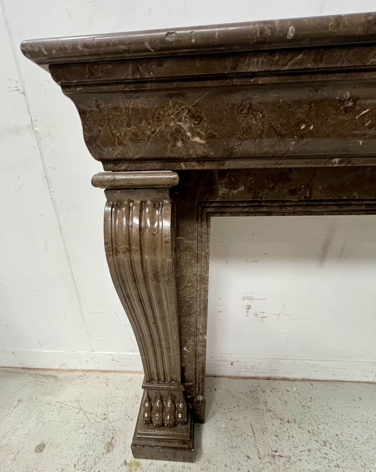 Napoleon III Fireplace With Claw Feet In Speckled Marble, 19th Century photo vinterior