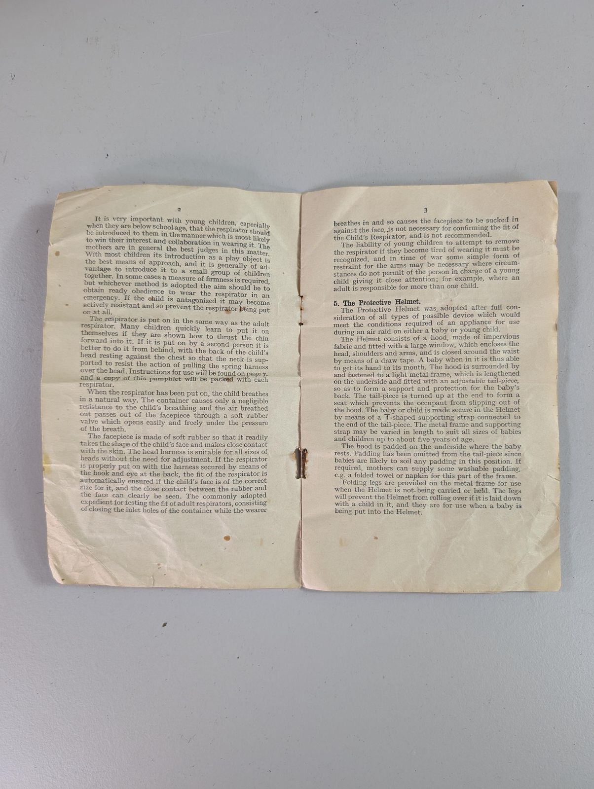 340.0 Ww2 Children's Gas Mask Respirator 'Mickey Mouse', Boxed With Very Rare Instructions, British 1941 photo