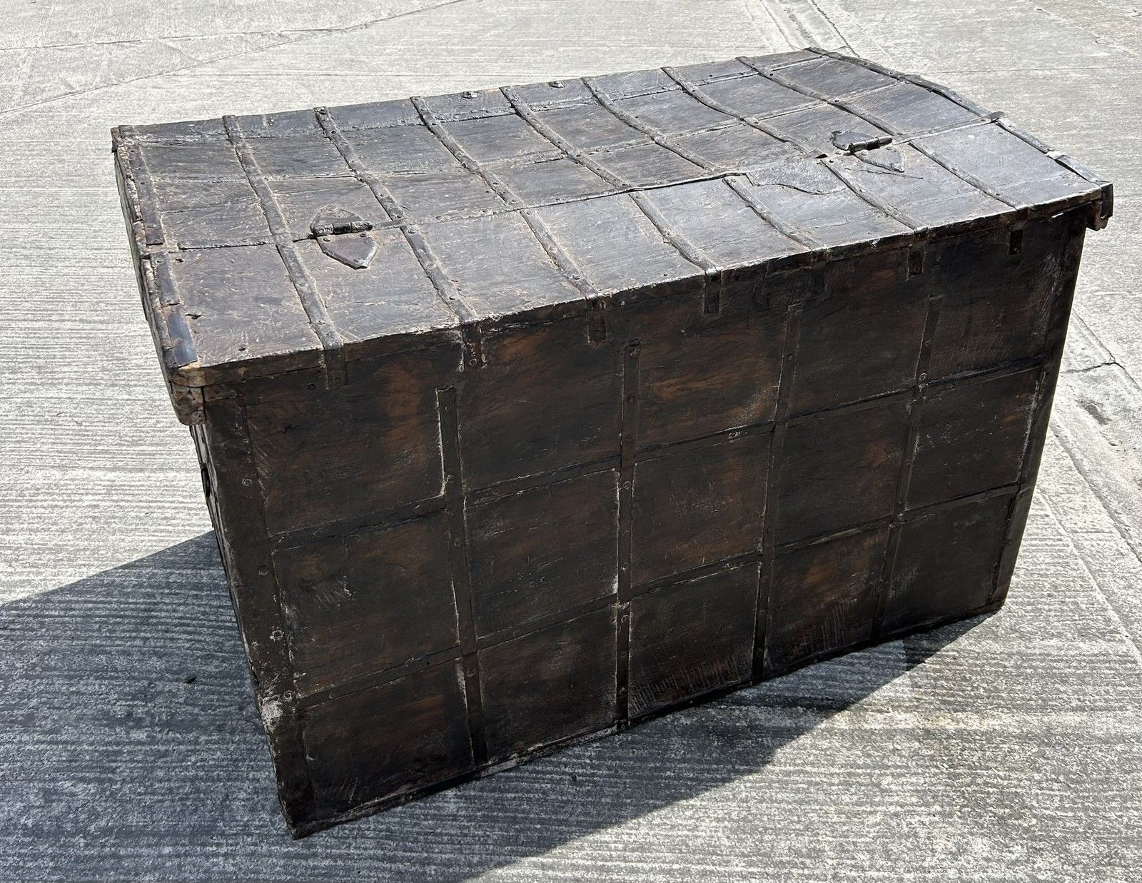 photo furniture Antique 17th/18th Century Continental Metal Banded Large Chest Or Storage Trunk