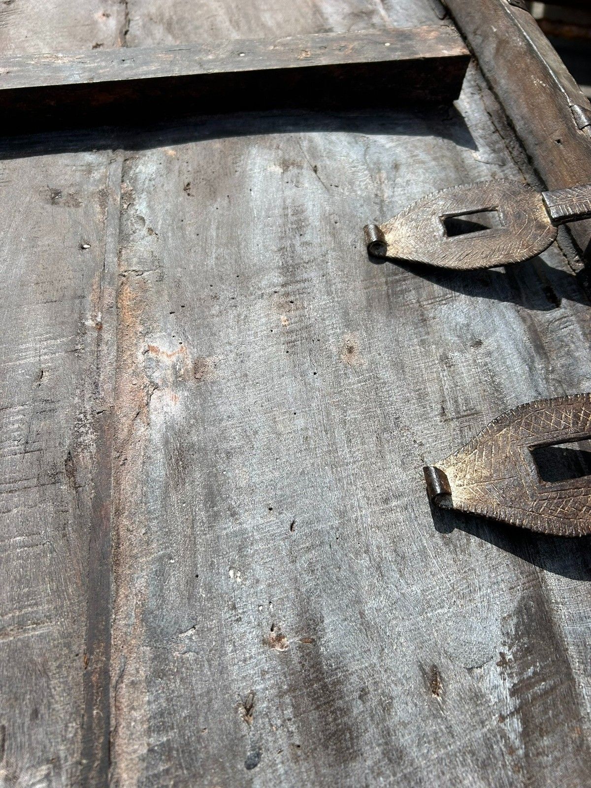 photo vinterior Antique 17th/18th Century Continental Metal Banded Large Chest Or Storage Trunk