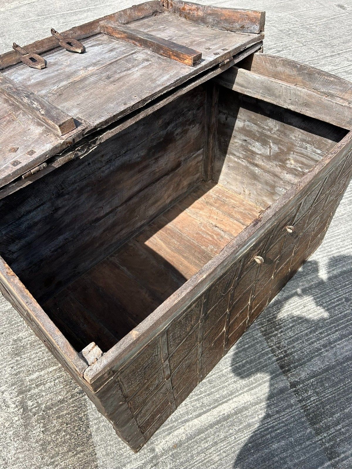 photo vintage Antique 17th/18th Century Continental Metal Banded Large Chest Or Storage Trunk