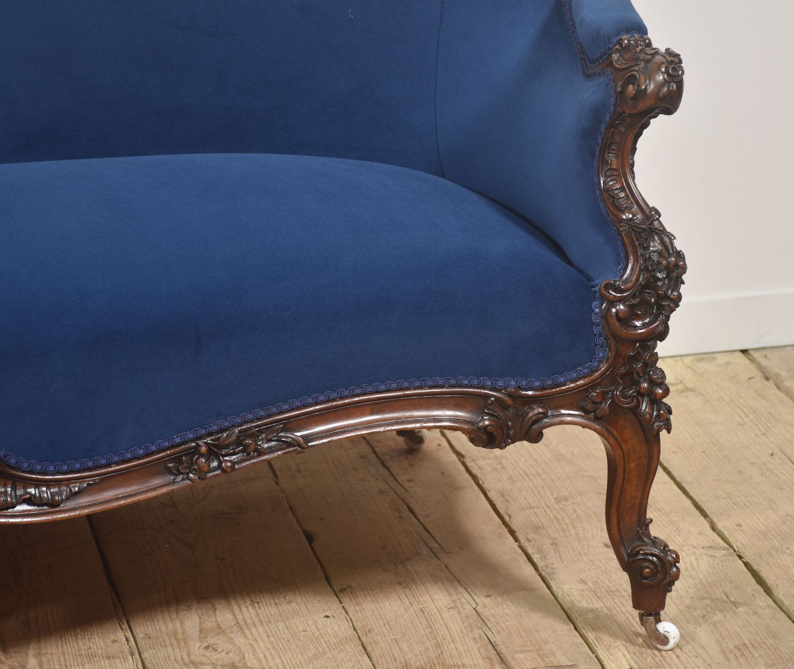 photo vinterior 19th Century Carved Walnut Settee