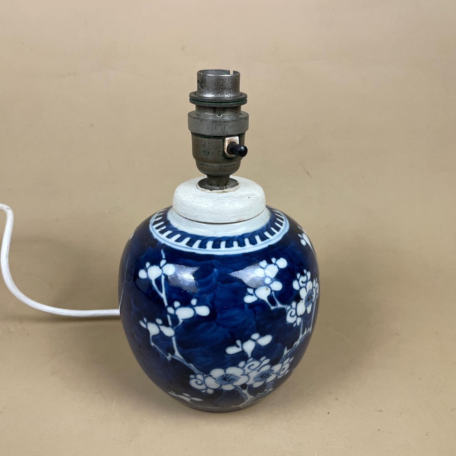 Oriental Ceramic Lamp Light Bedside Table Hand Painted Floral Prunus Design Pattern Chinese Ginger Jar Vase Blue White Antique Round photo furniture