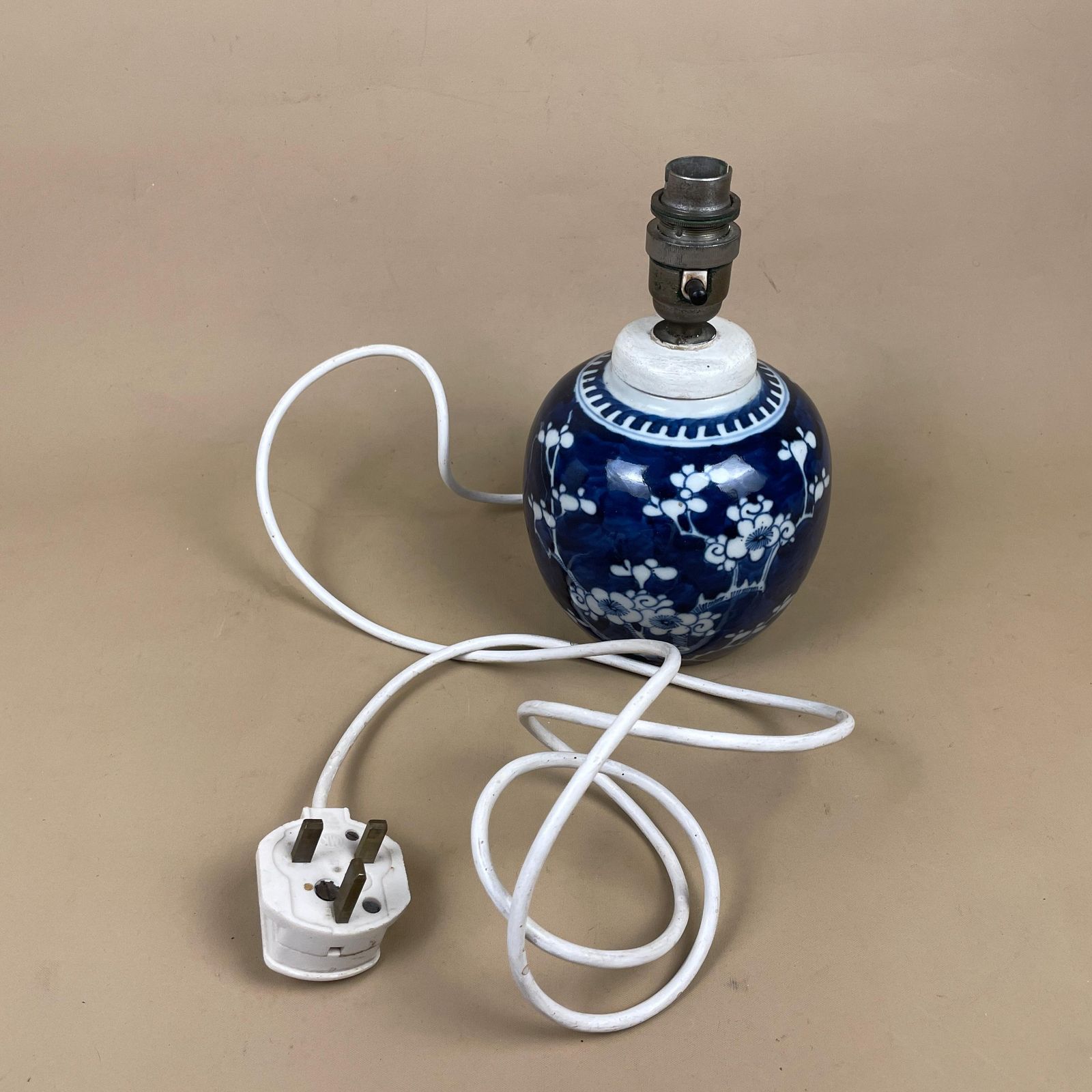 photo furniture Oriental Ceramic Lamp Light Bedside Table Hand Painted Floral Prunus Design Pattern Chinese Ginger Jar Vase Blue White Antique Round