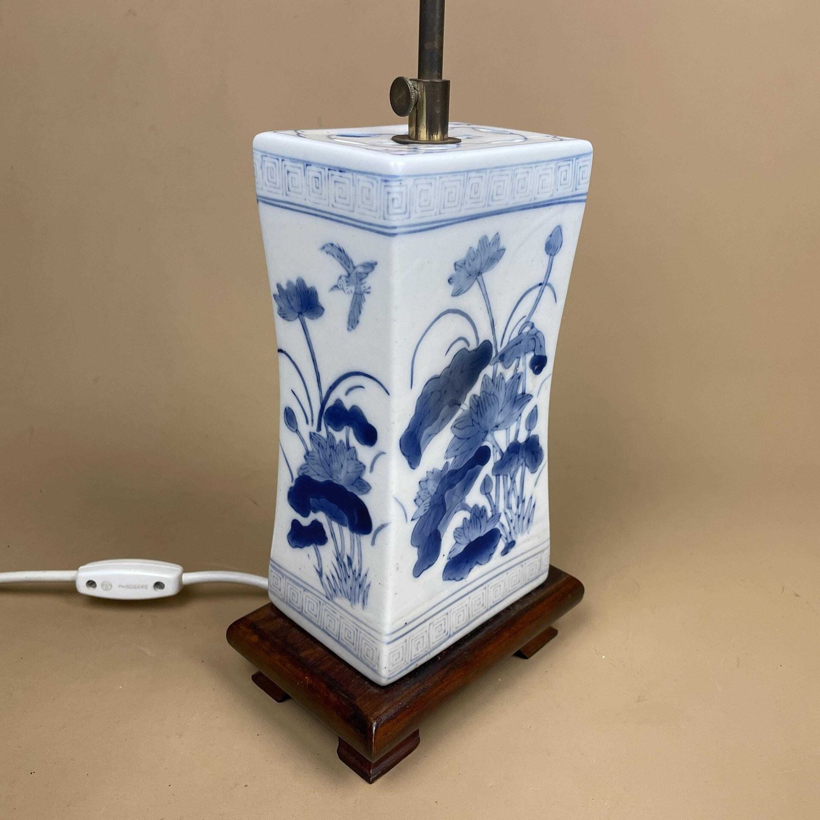 Oriental Ceramic Lamp Light Bedside Table Hand Painted Floral Design Pattern Wood Base Chinese Vase White Blue Antique Gold Metal Cushion photo vinterior