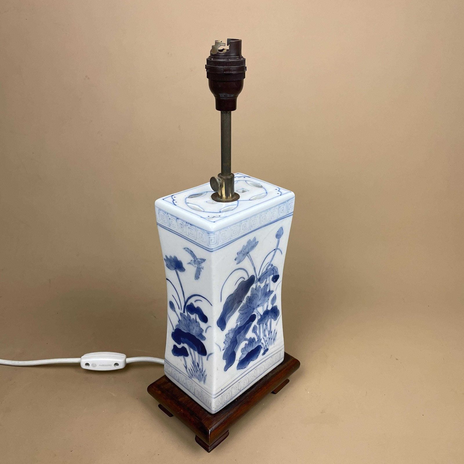 Oriental Ceramic Lamp Light Bedside Table Hand Painted Floral Design Pattern Wood Base Chinese Vase White Blue Antique Gold Metal Cushion photo vintage