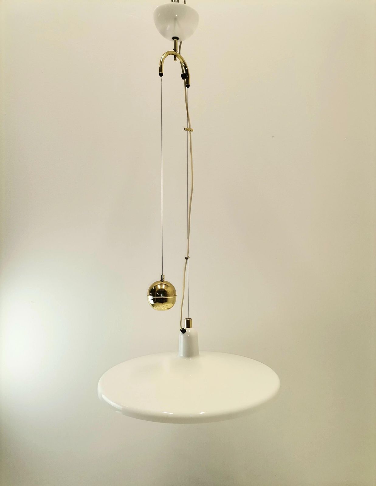 Large White & Gold Manta Pendant Light / Franco Bresciani For Guzzini And Meblo / 70s Italy And Yugoslavia Space Age Lamp