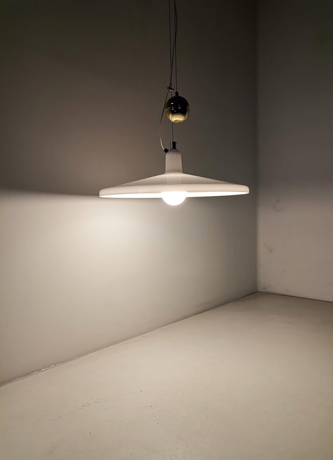 Large White & Gold Manta Pendant Light / Franco Bresciani For Guzzini And Meblo / 70s Italy And Yugoslavia Space Age Lamp photo buy