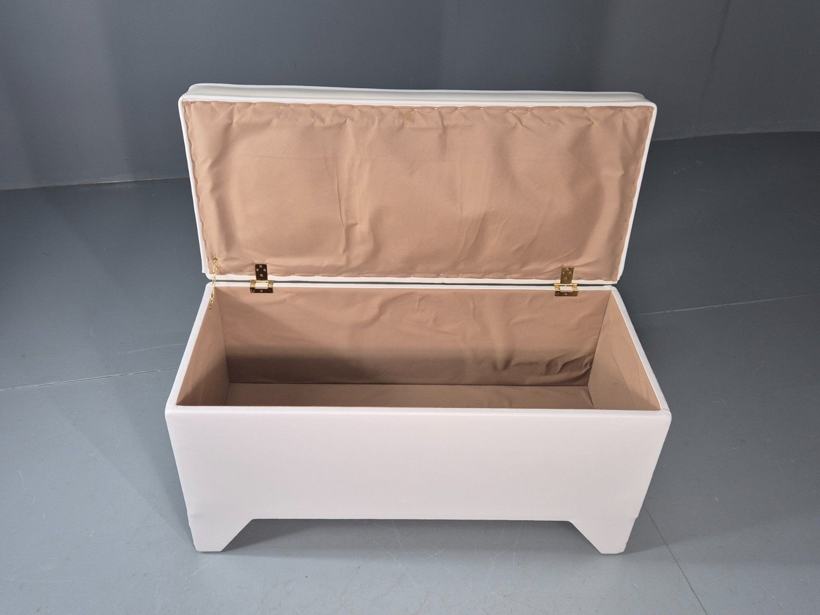 1970s Vinyl Ottoman Storage Chest White Retro Kitsch Eb11572 Mwoo photo for sale