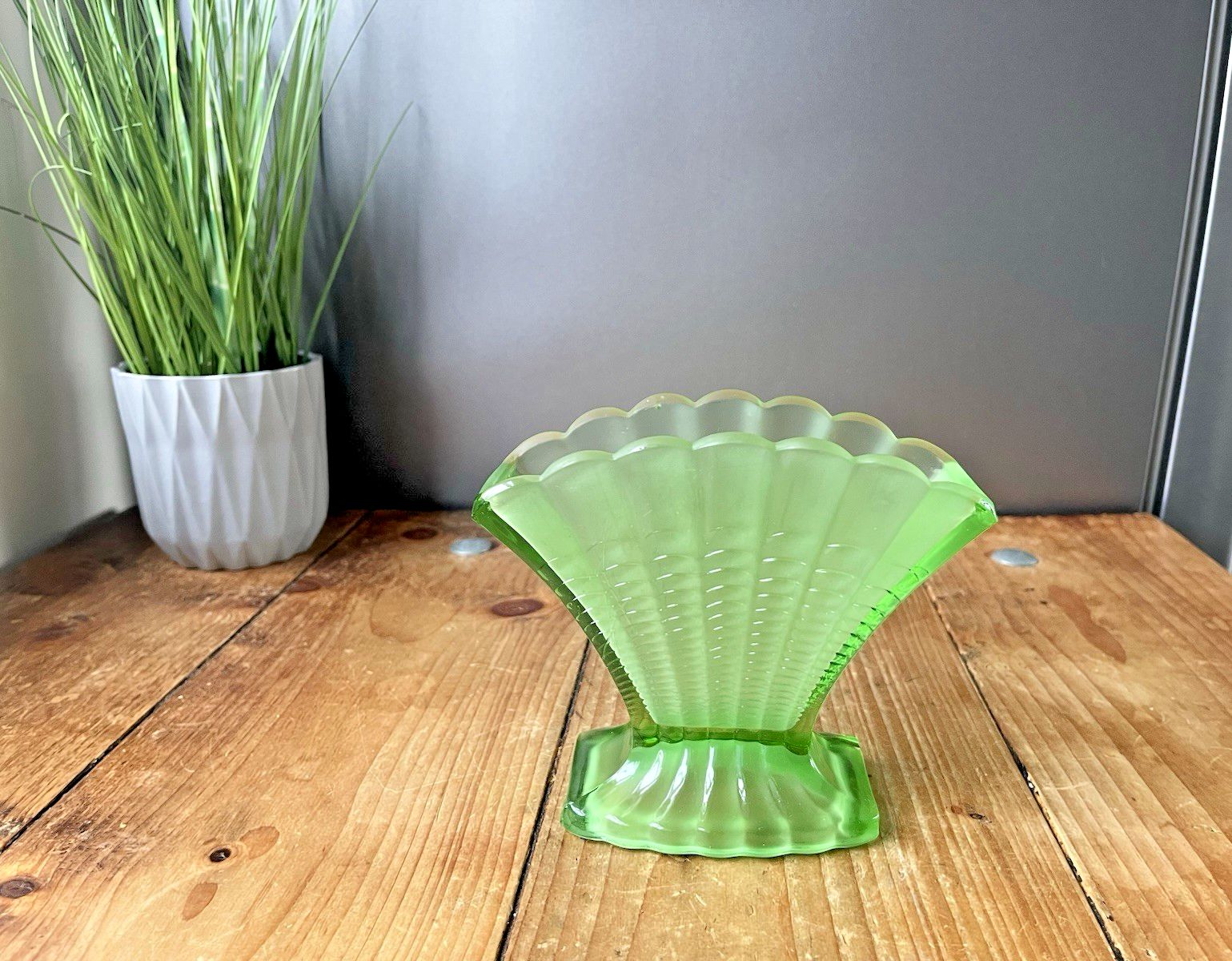 English Art Deco George Davidson Green Frosted Fanned Fan Glass Flower Vase #296