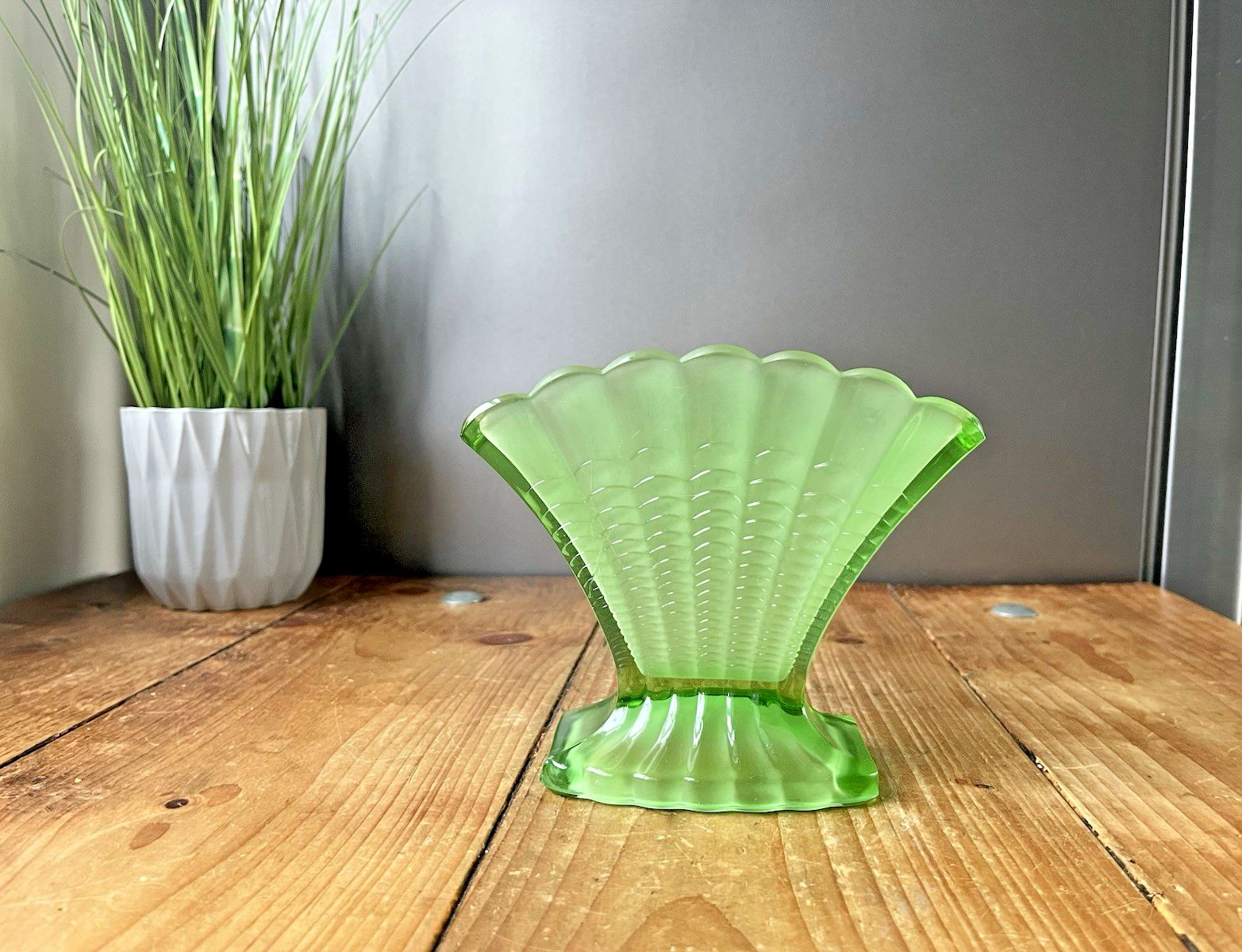English Art Deco George Davidson Green Frosted Fanned Fan Glass Flower Vase #296 photo furniture
