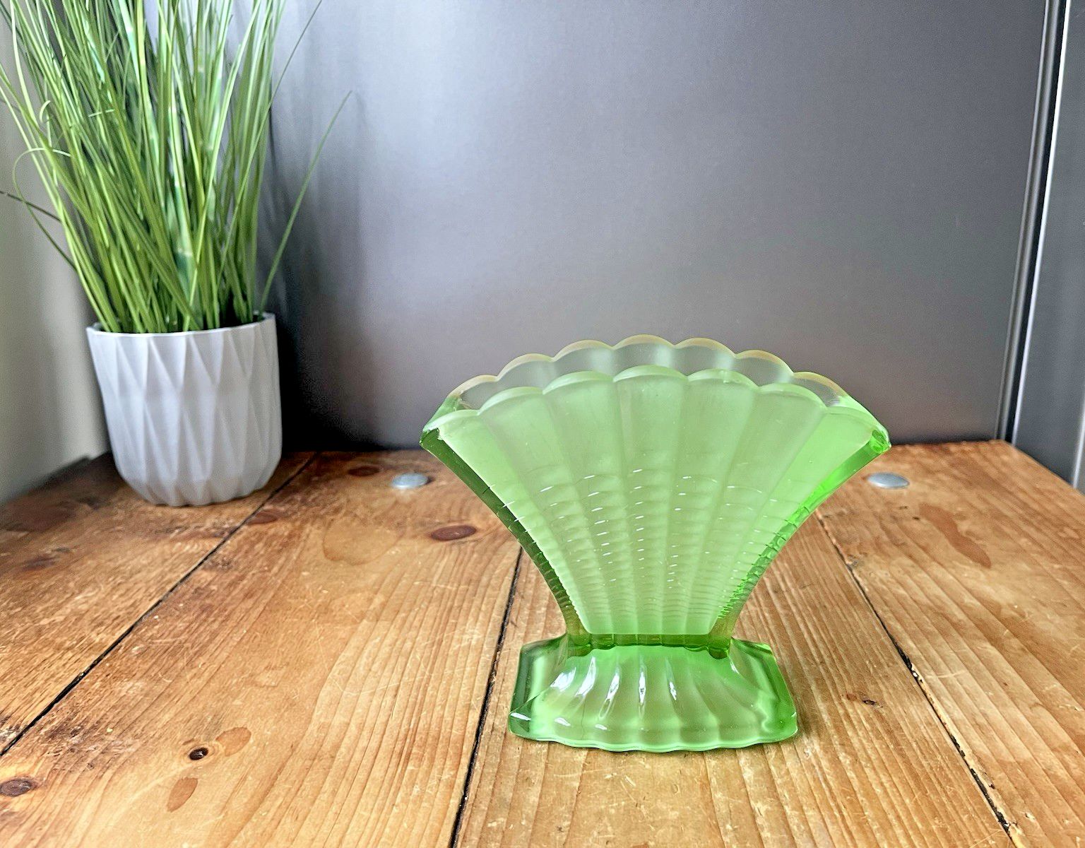 English Art Deco George Davidson Green Frosted Fanned Fan Glass Flower Vase #296 photo vinterior