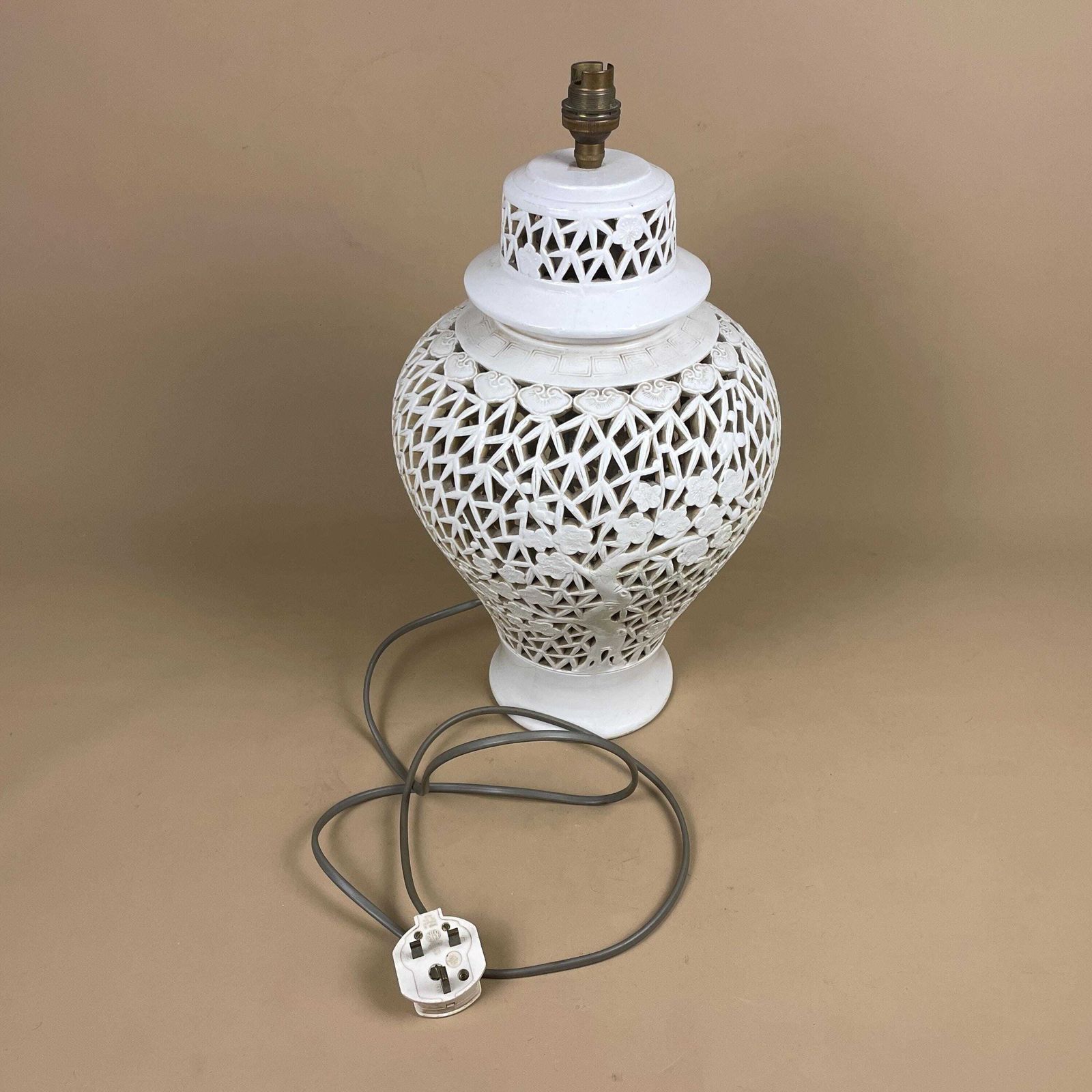 photo vintage Oriental Ceramic Blanc De Chine Lamp Table Light Antique Cut Out Reticulated Vintage Patterned Bedside Ginger Gar Vase Pottery Large Pattern