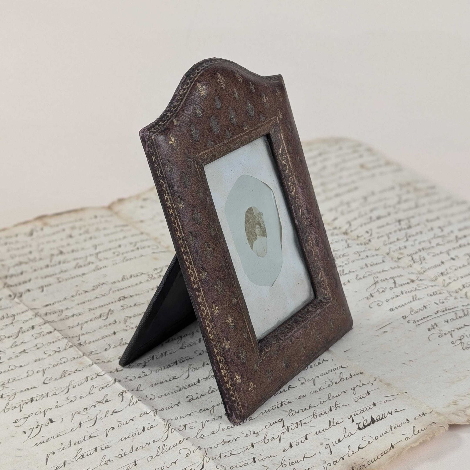 photo furniture Antique French Domed Picture Frame Gilt Fleur De Lis Faux Leather Small Easel Back Photo Hardware