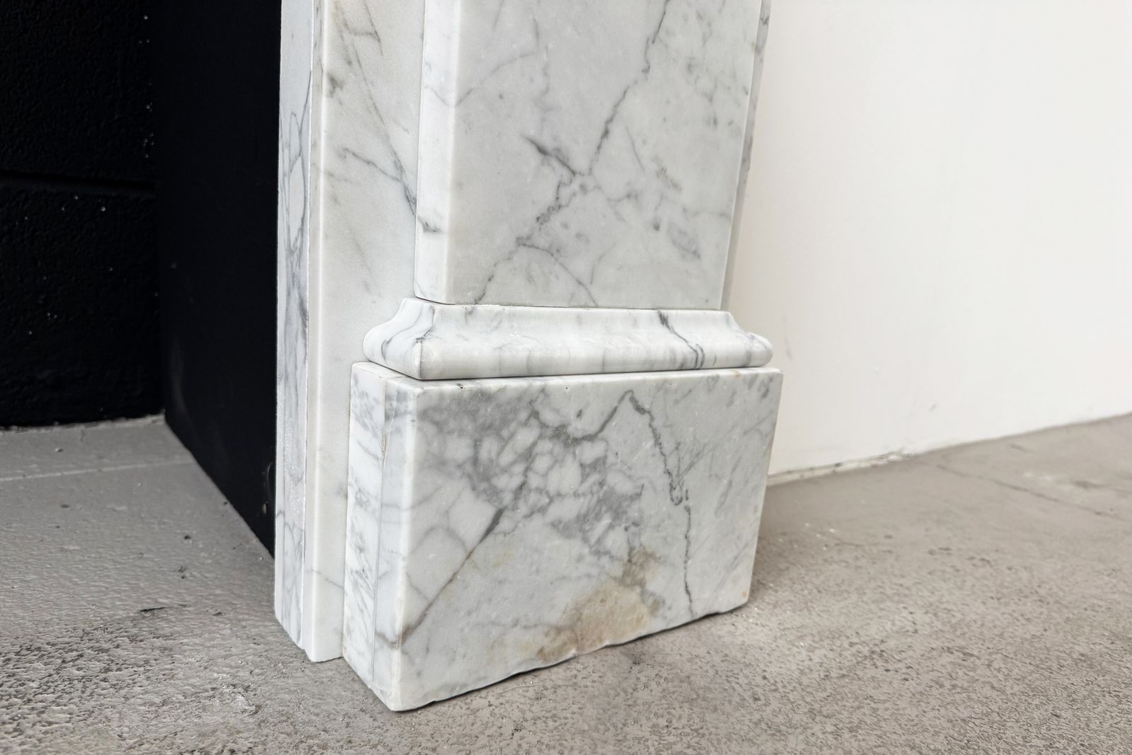photo vinterior A Substantial Reclaimed Victorian Carrara Marble Fireplace Surround
