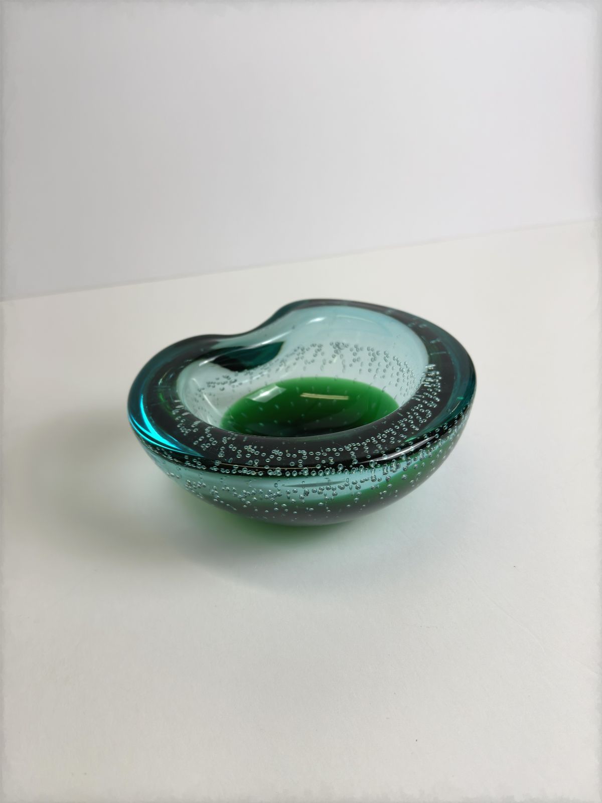 Murano Glass Bowl Sommerso And Bullicante Uranium Glass Galliano Ferro Italy 1960s photo for sale
