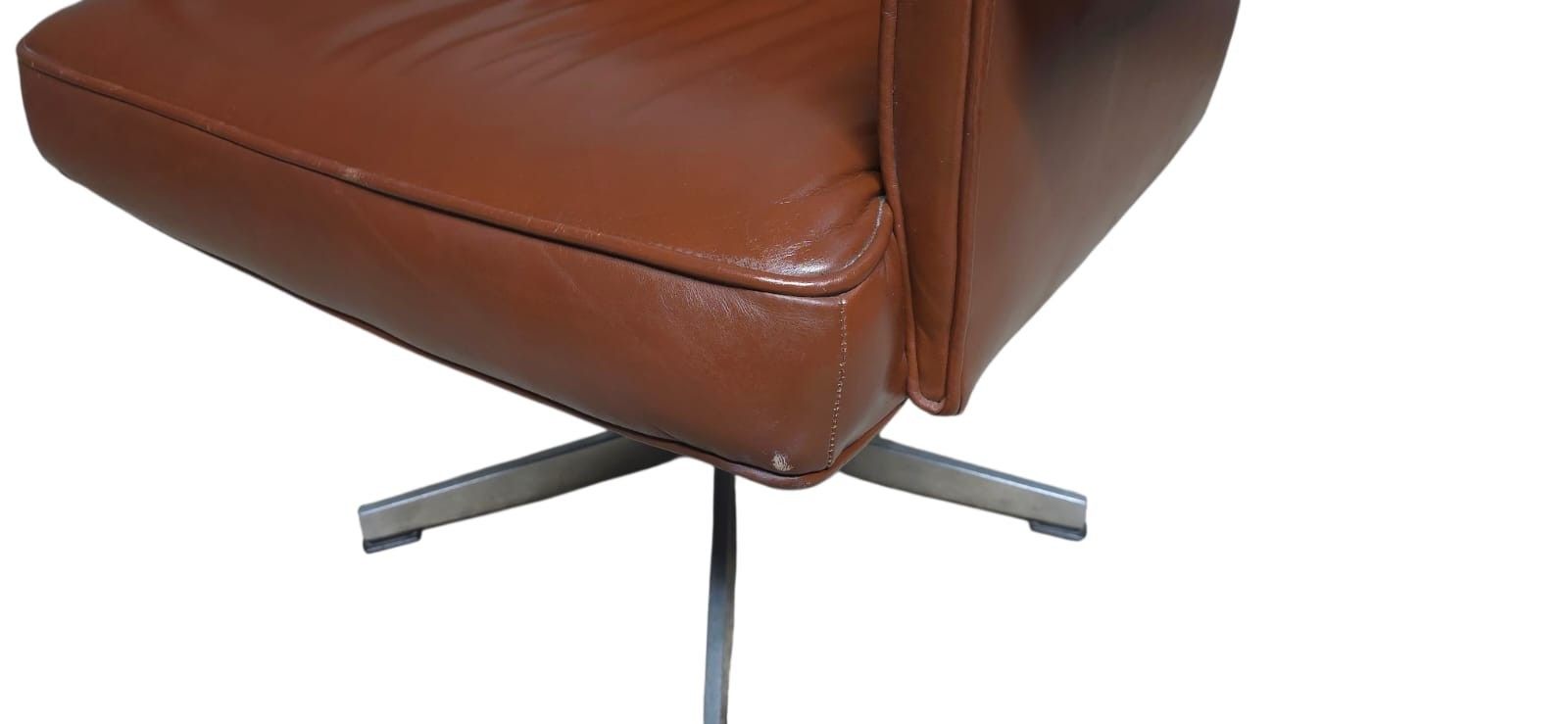 photo vintage Vintage Mid Century Brown Leather Swivel Chair (Ds 35 Style) Armchair