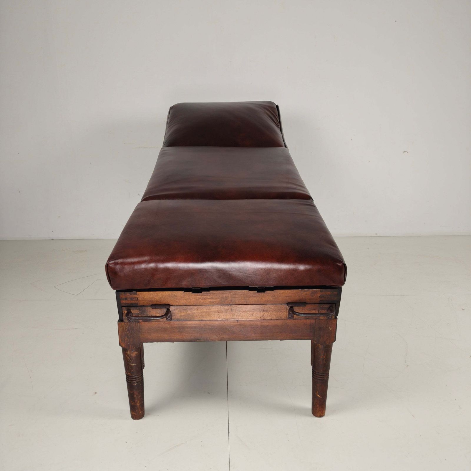 Antique English Military Hospital Bed – 19th Century photo vinterior
