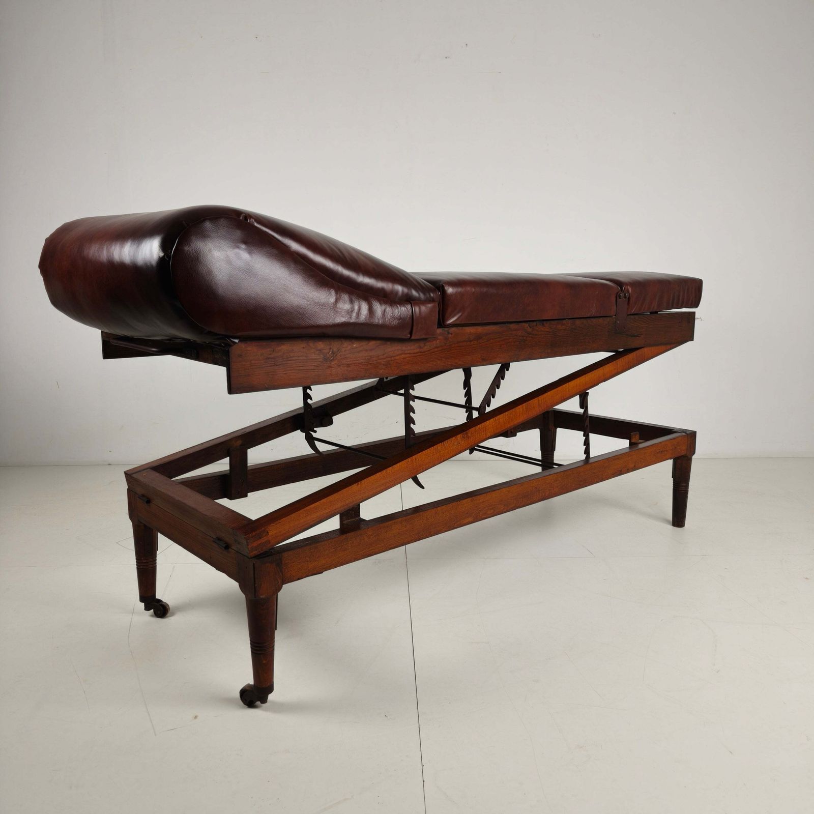 photo furniture Antique English Military Hospital Bed – 19th Century