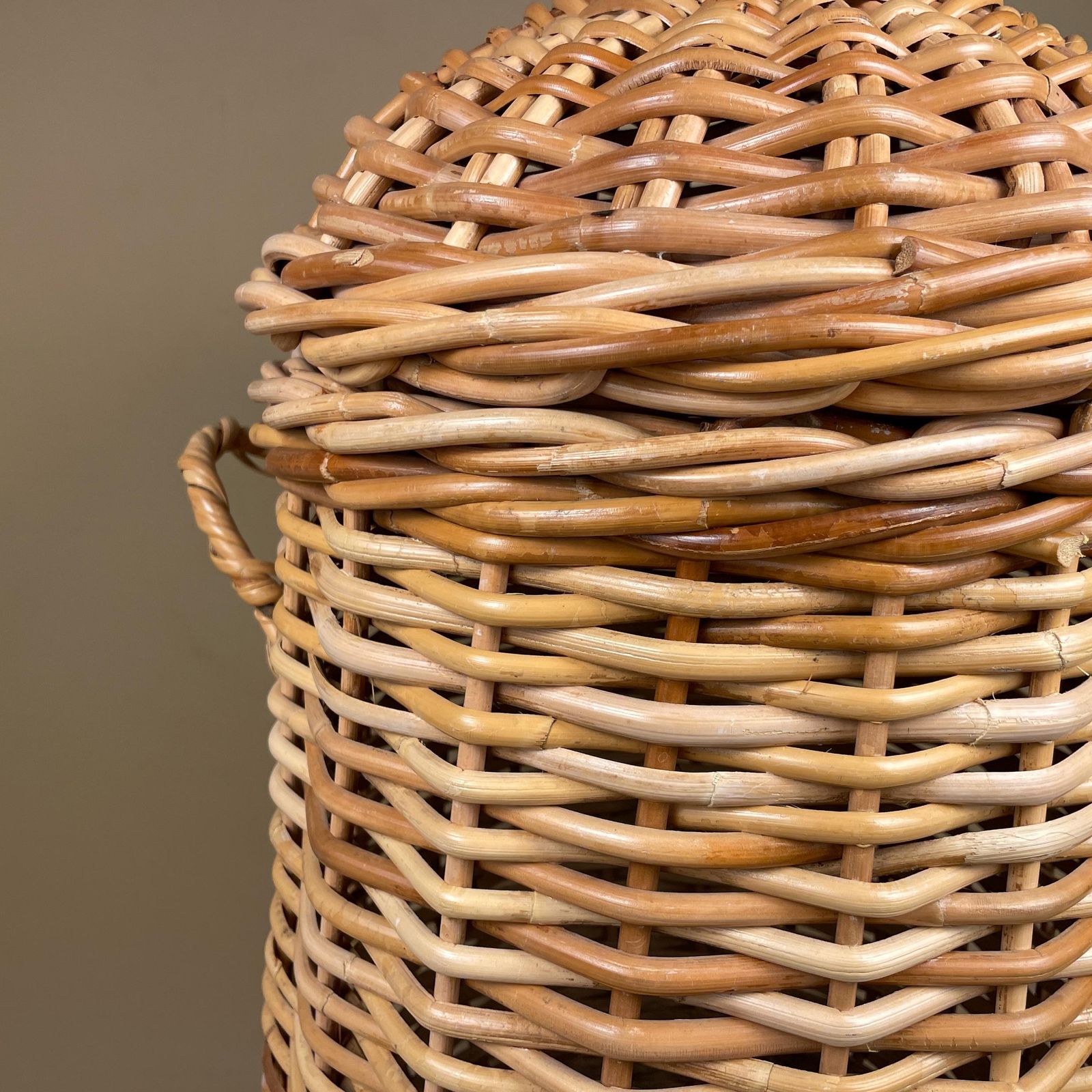 Wicker Laundry Basket With Lid Rustic Rattan Storage Hamper Large Vintage Handwoven Boho Cottage Farmhouse Decor Storage photo vinterior
