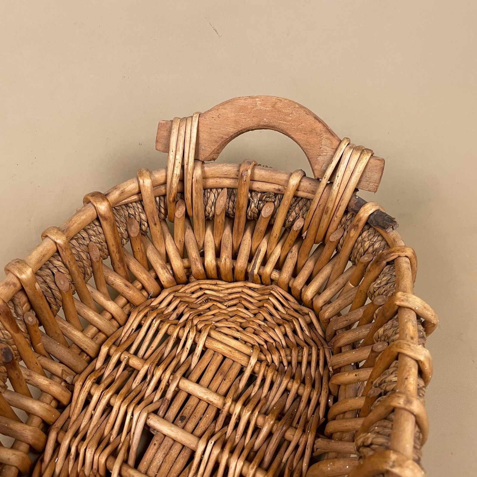 Small Oval Wicker Basket Display Tray With Wood Handles Rustic Cottage Farmhouse Decor Boho Decorative photo vinterior